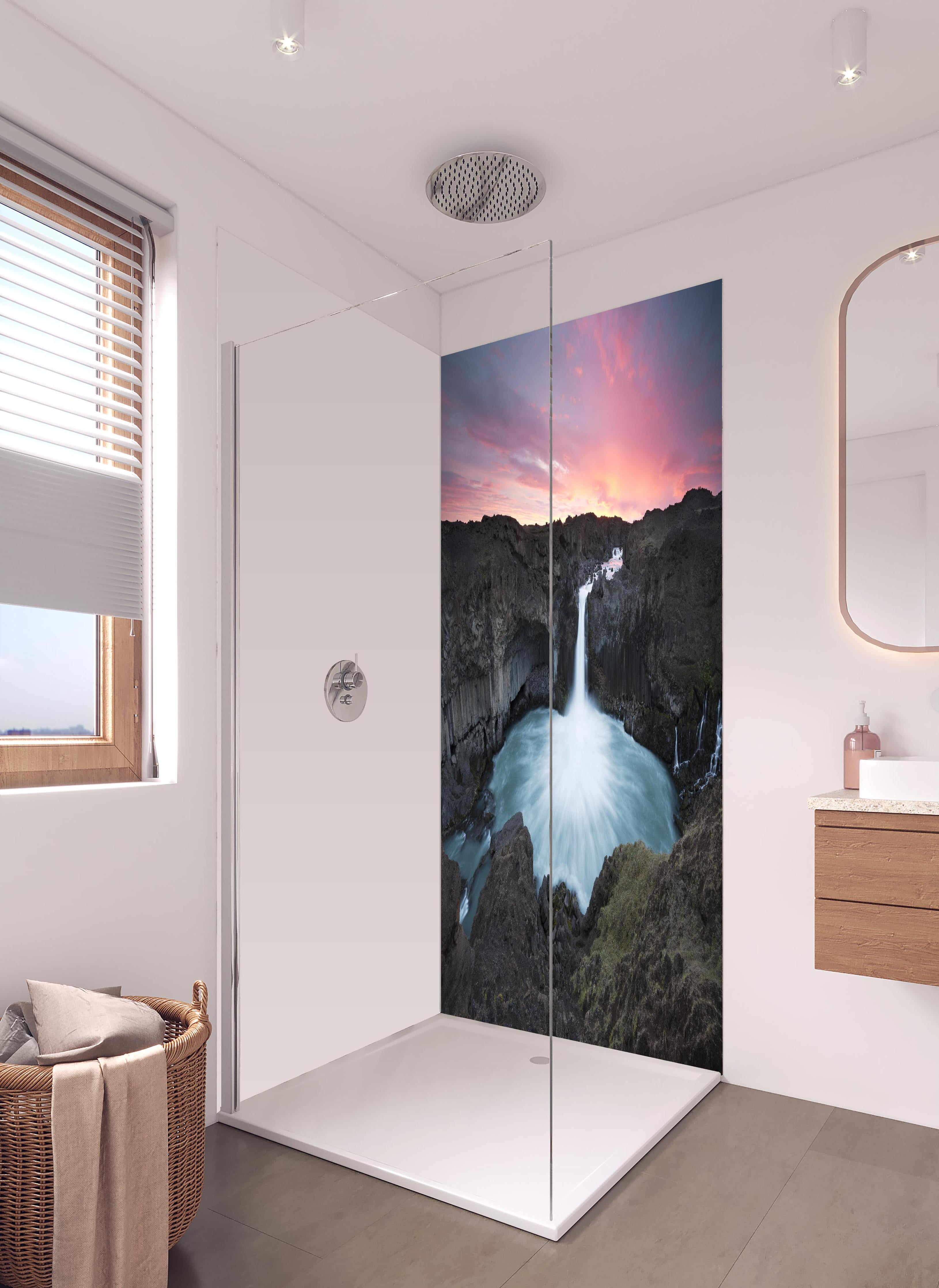 Duschrückwand - Aldeyarfoss Island Wasser Natur Panorama in hellem Badezimmer mit Regenduschkopf - zweiteilige Eck-Duschrückwand