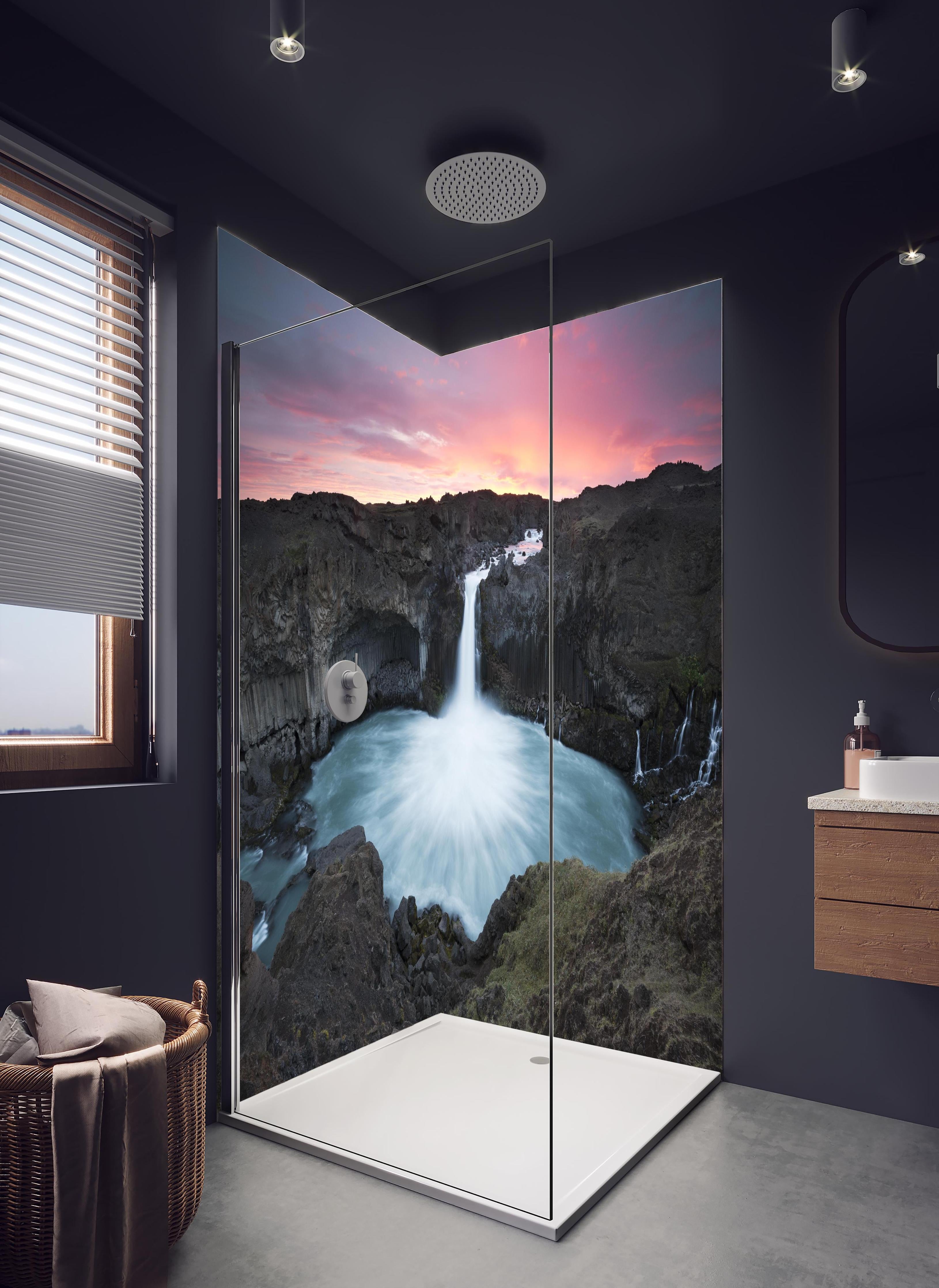 Duschrückwand - Aldeyarfoss Island Wasser Natur Panorama in hellem Badezimmer mit Regenduschkopf - zweiteilige Eck-Duschrückwand