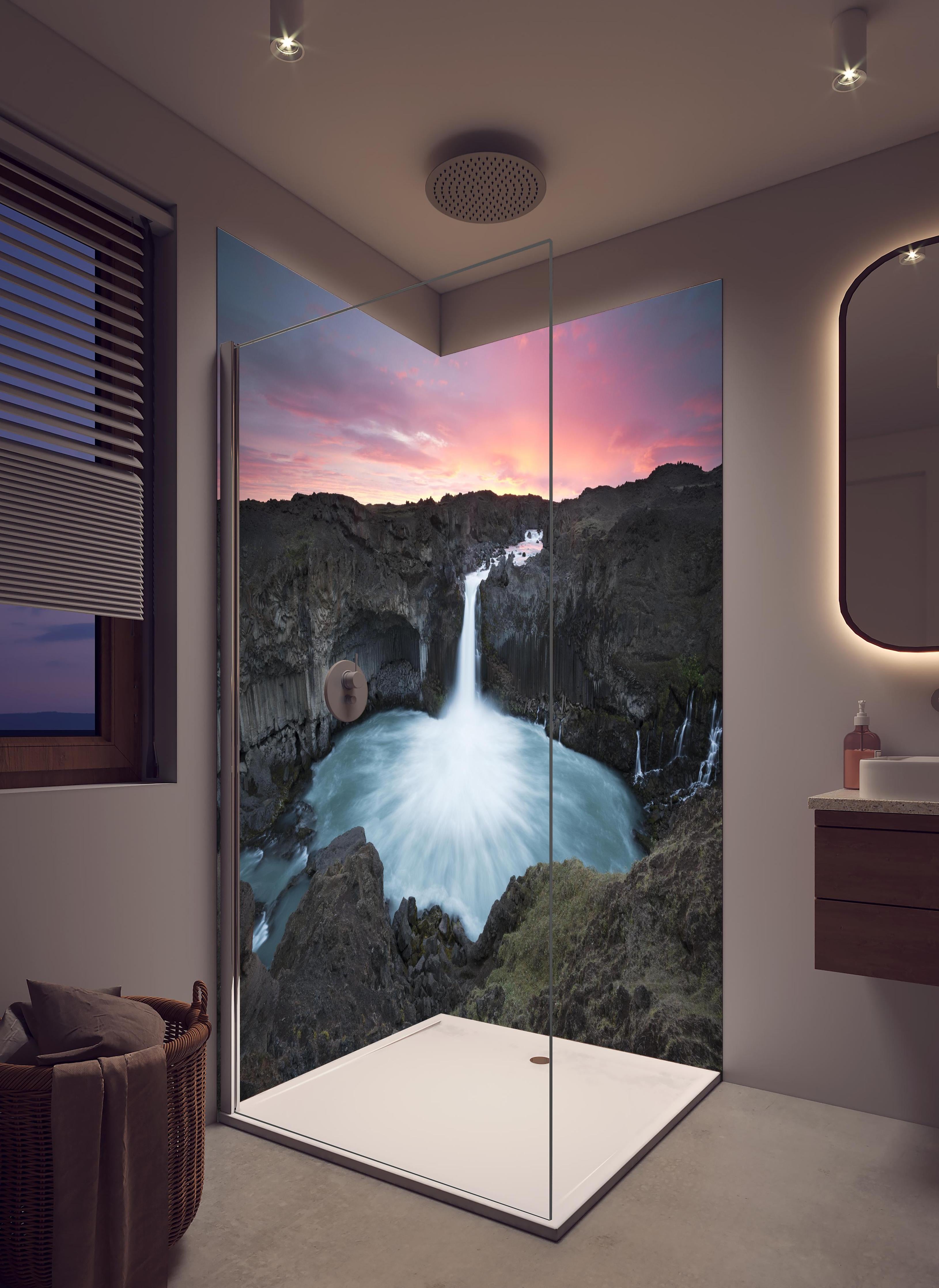 Duschrückwand - Aldeyarfoss Island Wasser Natur Panorama in hellem Badezimmer mit Regenduschkopf - zweiteilige Eck-Duschrückwand
