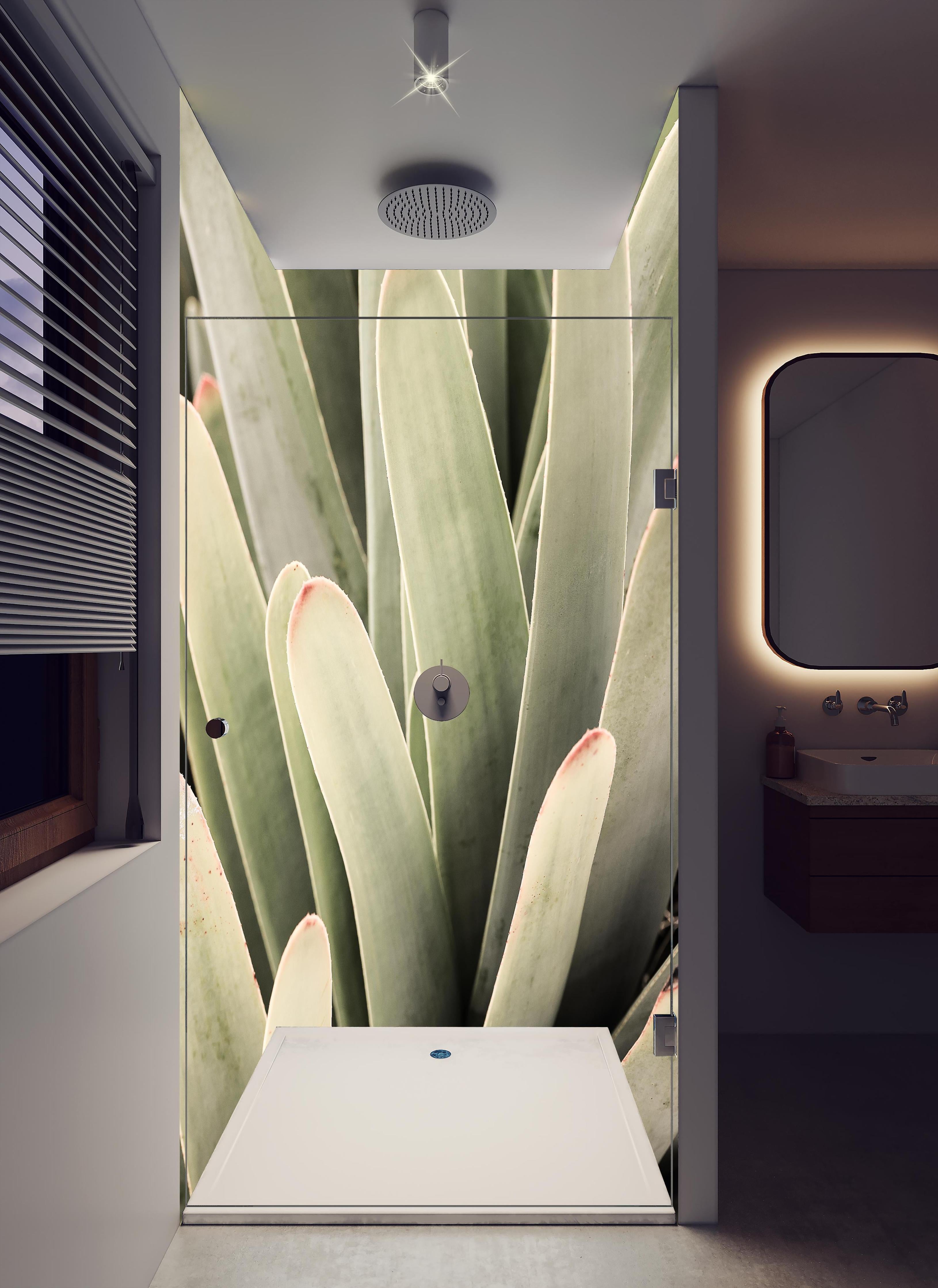 Duschrückwand - Aloe Vera Blätter Detailaufnahme Grüntöne in hellem Badezimmer mit Regenduschkopf - zweiteilige Eck-Duschrückwand
