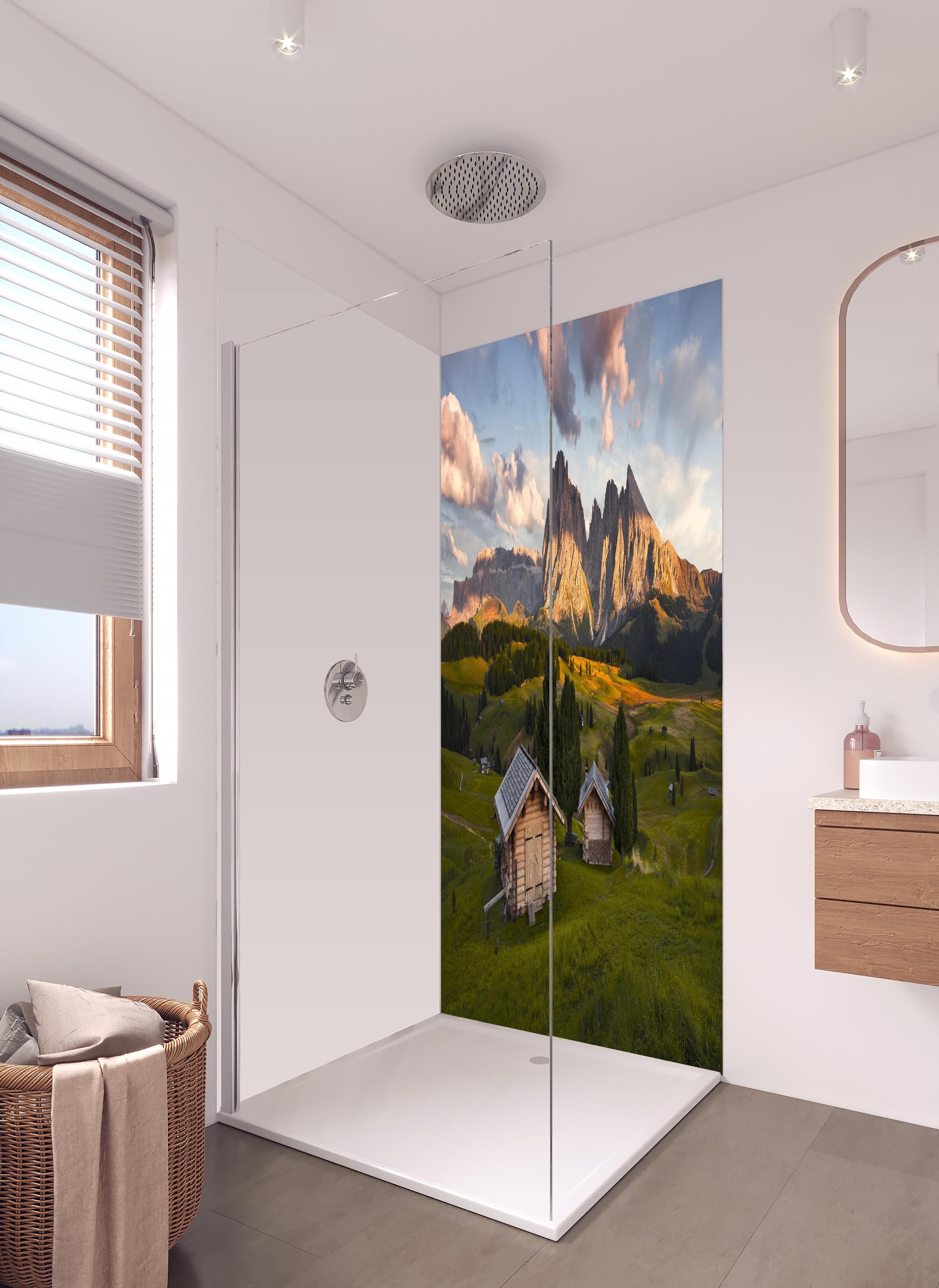 Duschrückwand - Alpenpanorama mit Hütten beim Sonnenuntergang in hellem Badezimmer mit Regenduschkopf - zweiteilige Eck-Duschrückwand