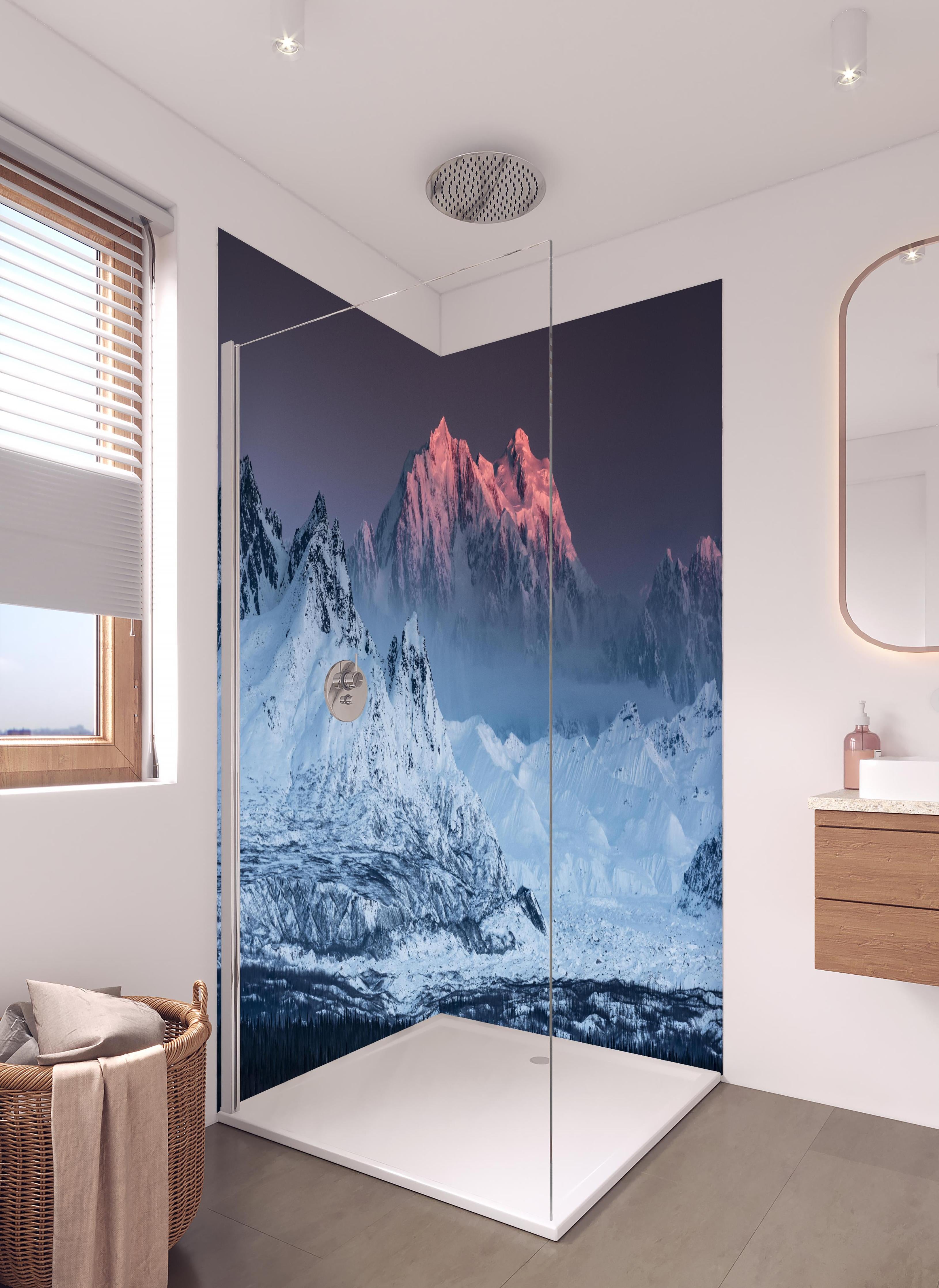 Duschrückwand - Alpines Gipfelglühen im Winterlicht in hellem Badezimmer mit Regenduschkopf - zweiteilige Eck-Duschrückwand