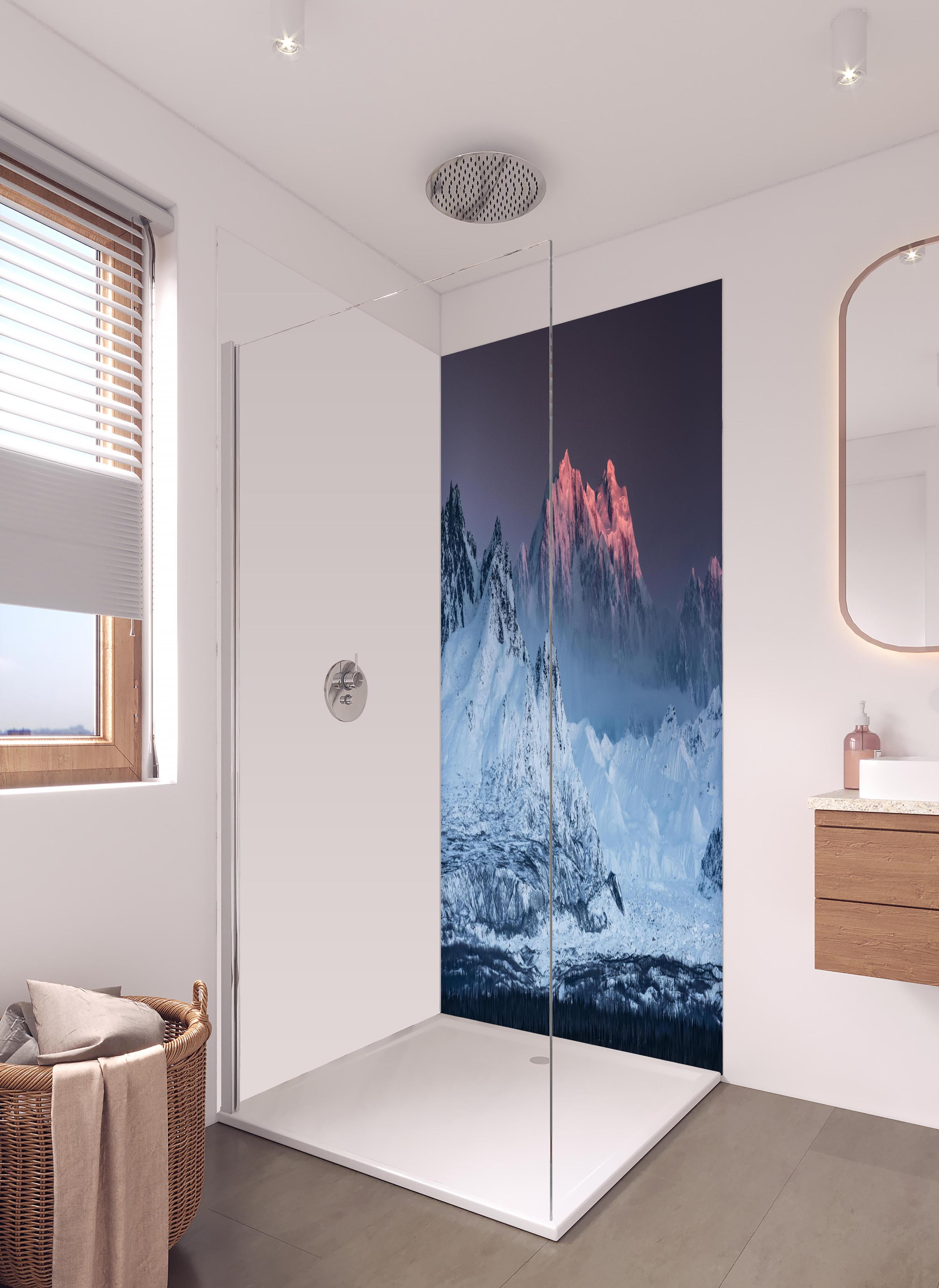 Duschrückwand - Alpines Gipfelglühen im Winterlicht in hellem Badezimmer mit Regenduschkopf - zweiteilige Eck-Duschrückwand