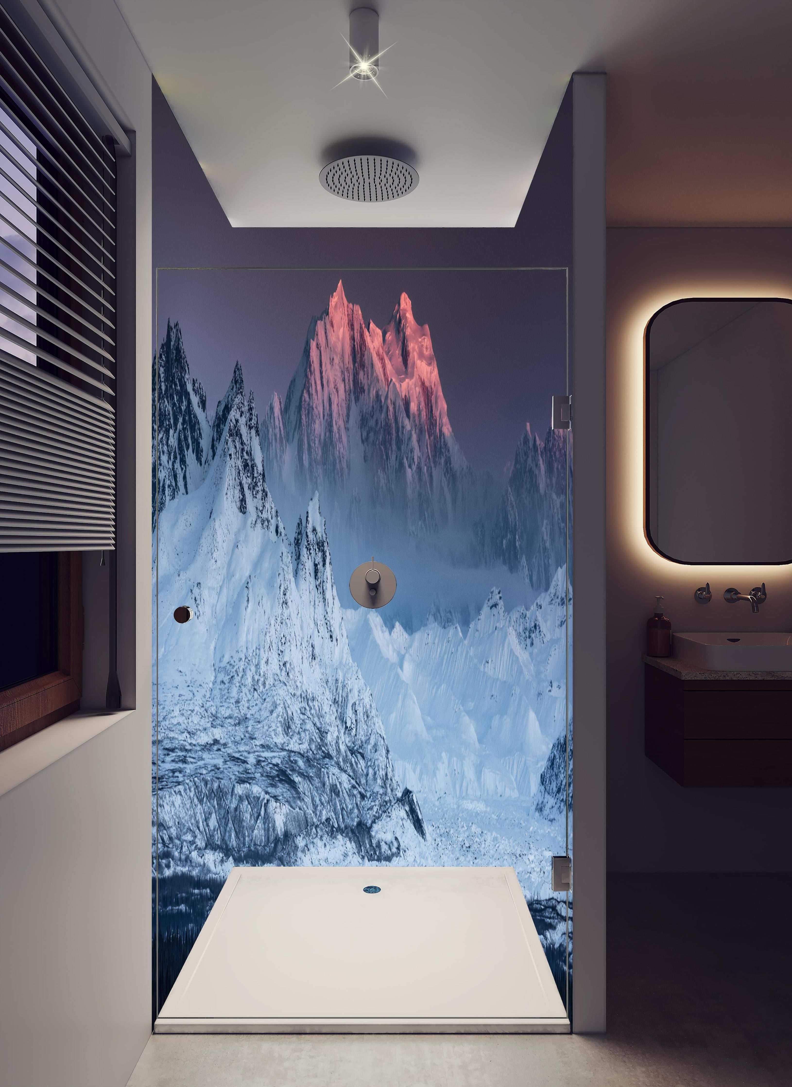Duschrückwand - Alpines Gipfelglühen im Winterlicht in hellem Badezimmer mit Regenduschkopf - zweiteilige Eck-Duschrückwand
