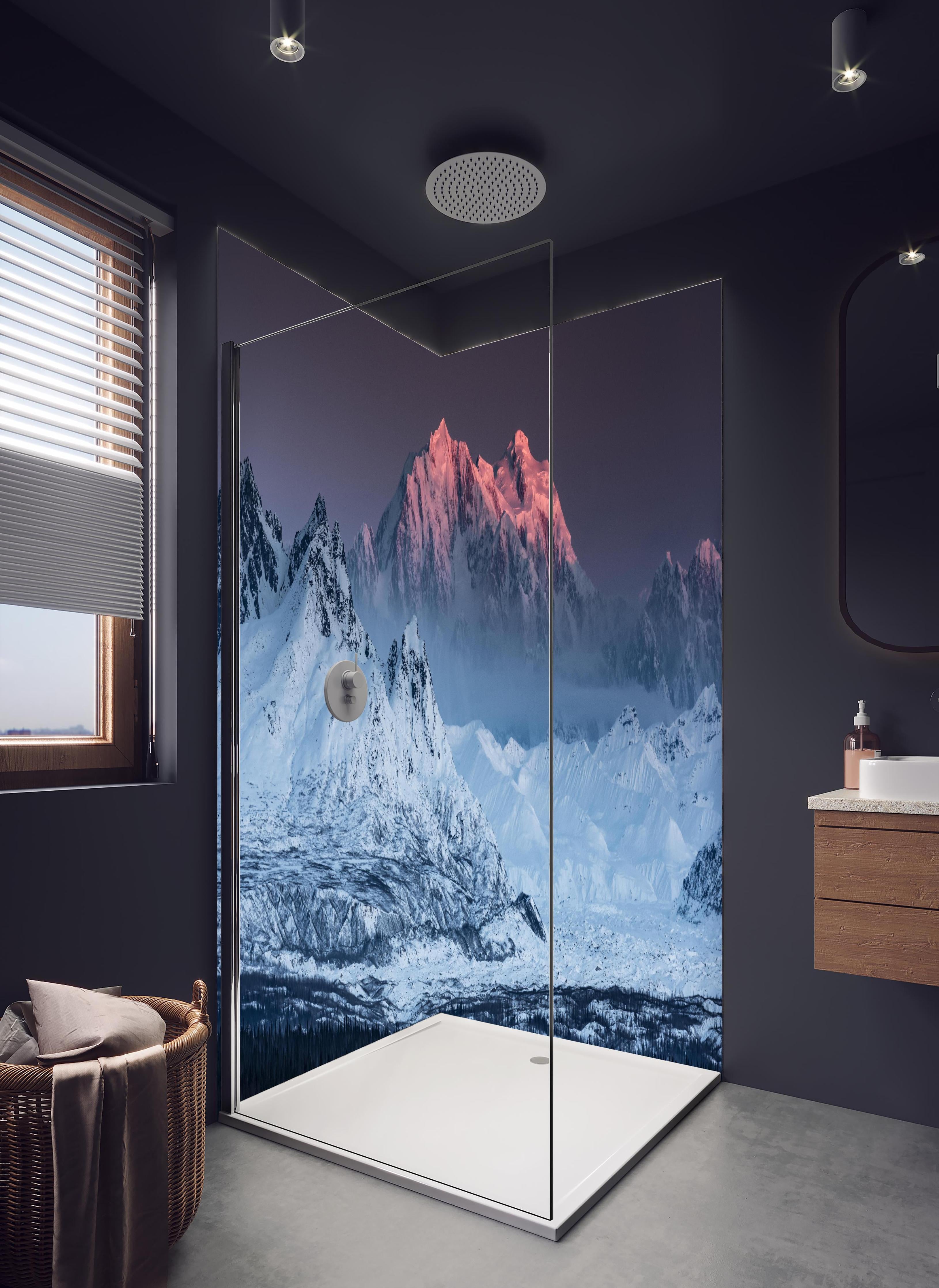 Duschrückwand - Alpines Gipfelglühen im Winterlicht in hellem Badezimmer mit Regenduschkopf - zweiteilige Eck-Duschrückwand