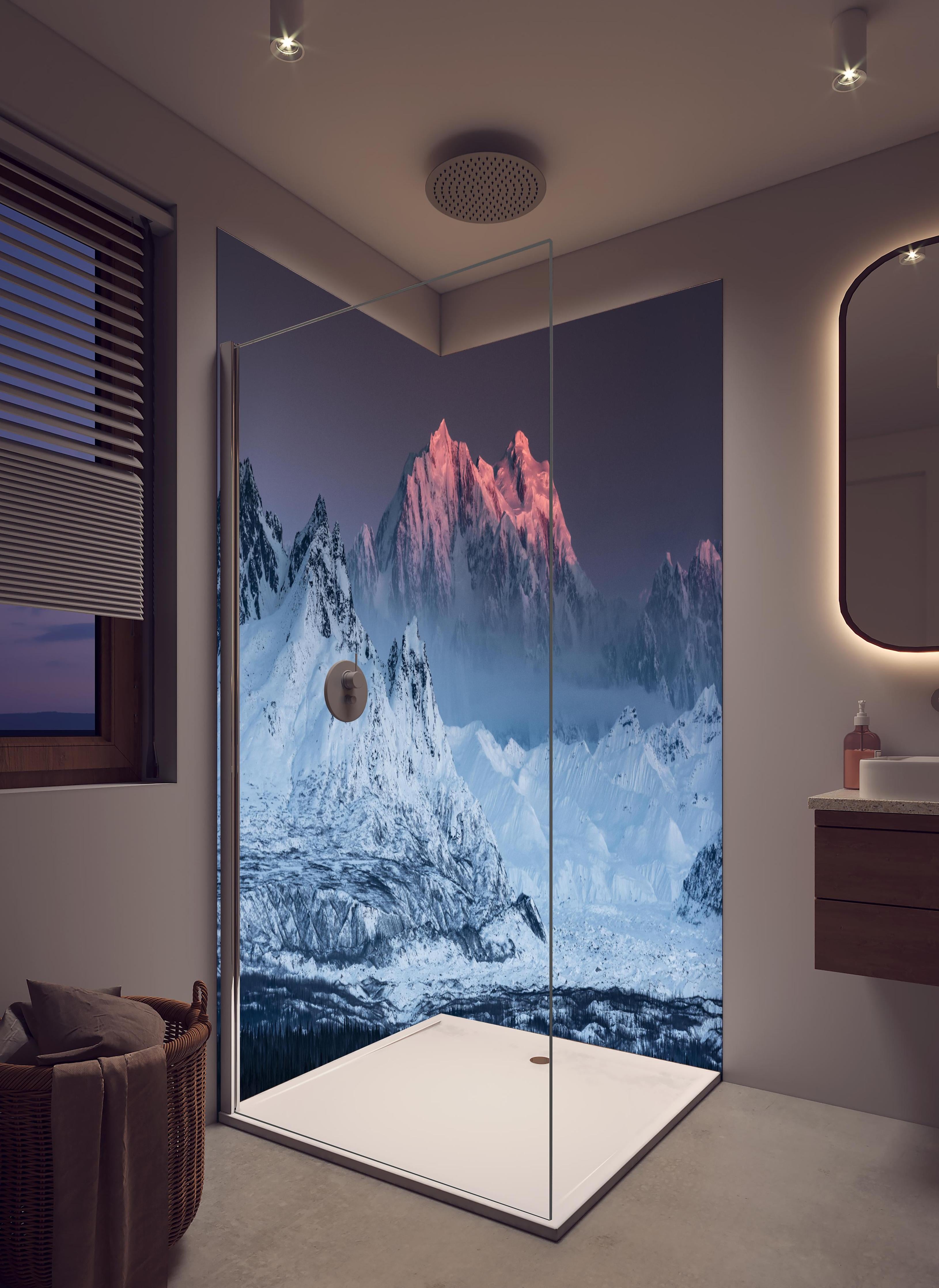 Duschrückwand - Alpines Gipfelglühen im Winterlicht in hellem Badezimmer mit Regenduschkopf - zweiteilige Eck-Duschrückwand