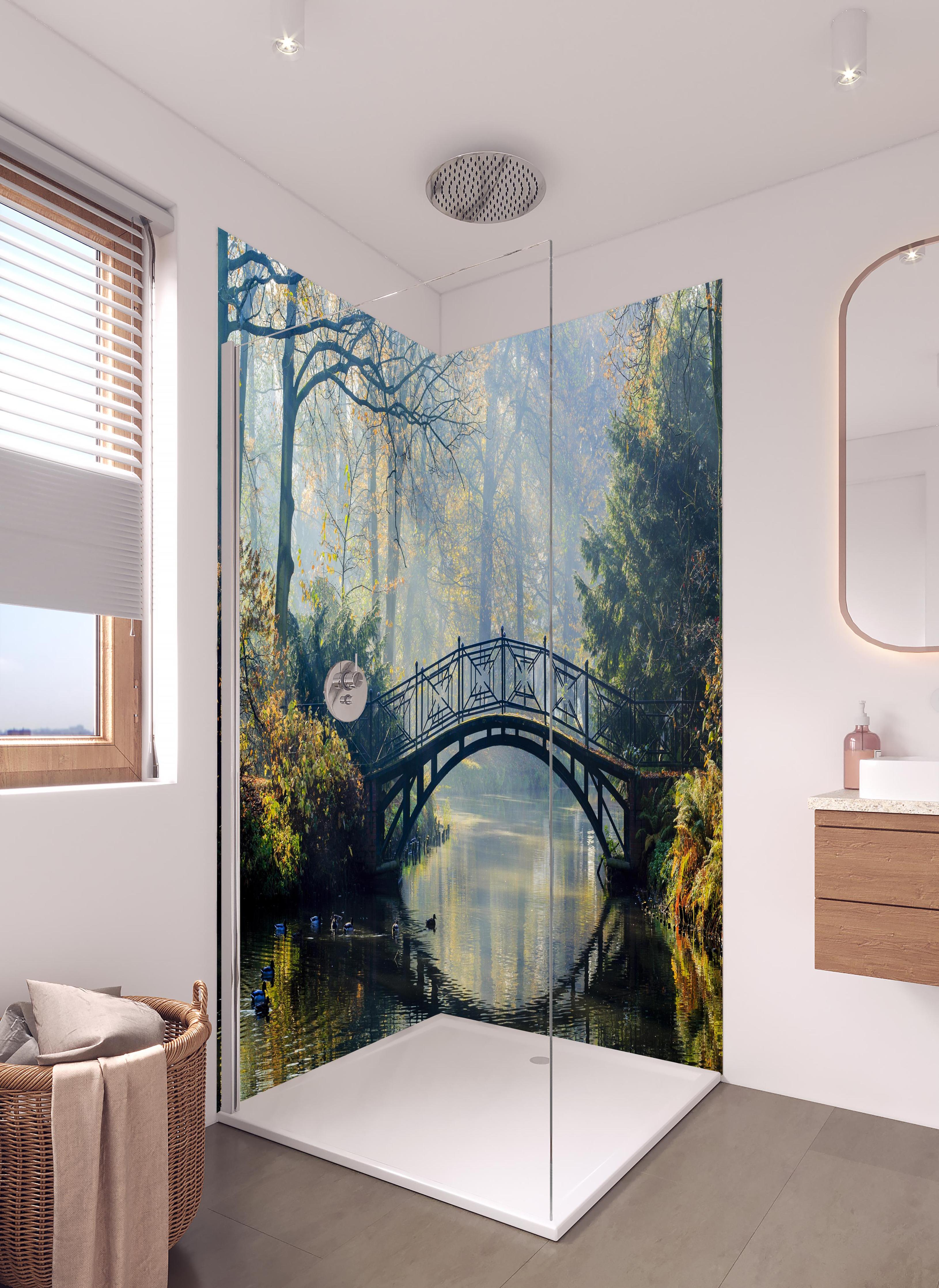 Duschrückwand - Alte Brücke im herbstlich nebligen Park in hellem Badezimmer mit Regenduschkopf - zweiteilige Eck-Duschrückwand