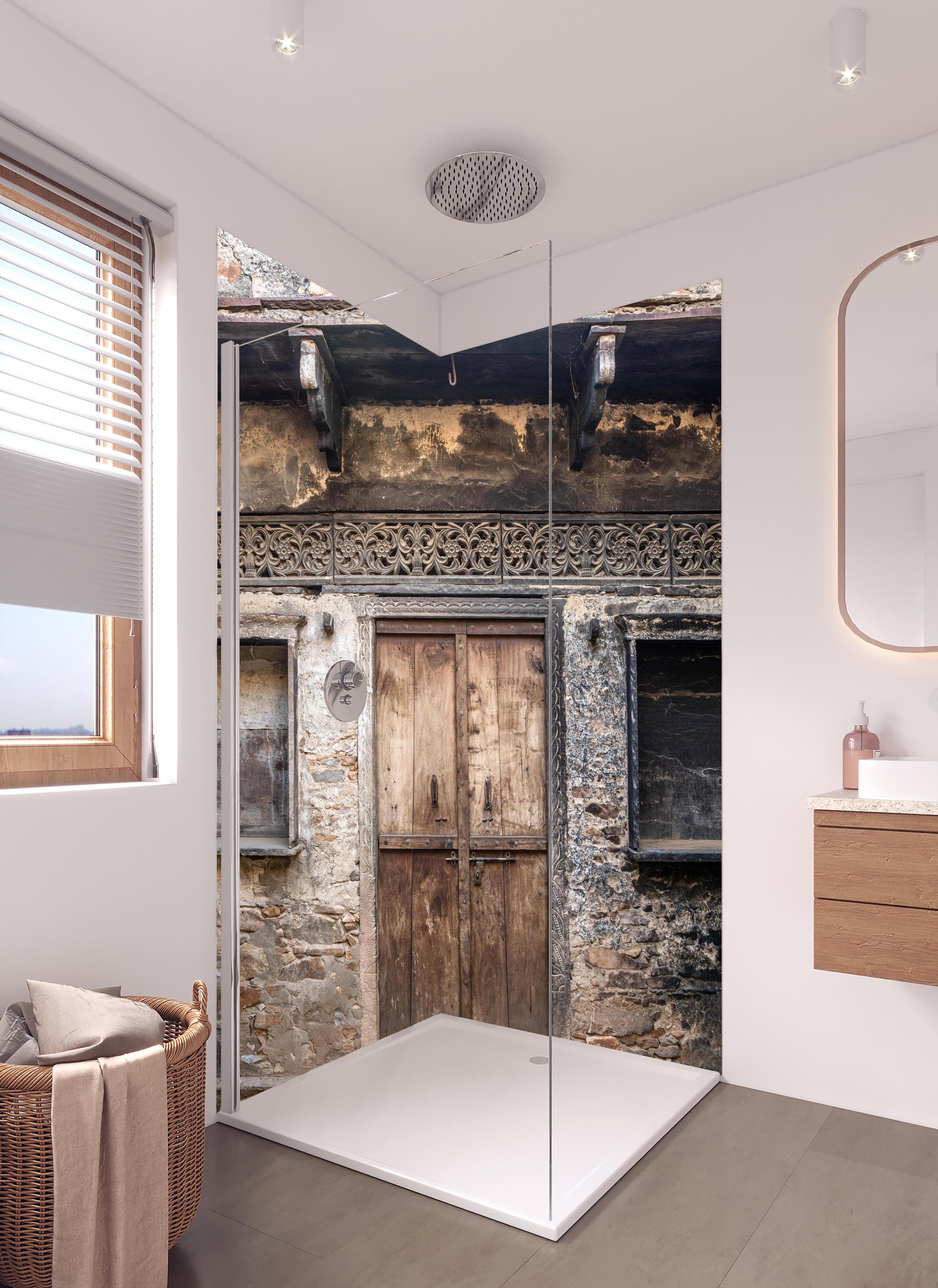 Duschrückwand - Alte Holztür und Wand Texturbild in hellem Badezimmer mit Regenduschkopf - zweiteilige Eck-Duschrückwand