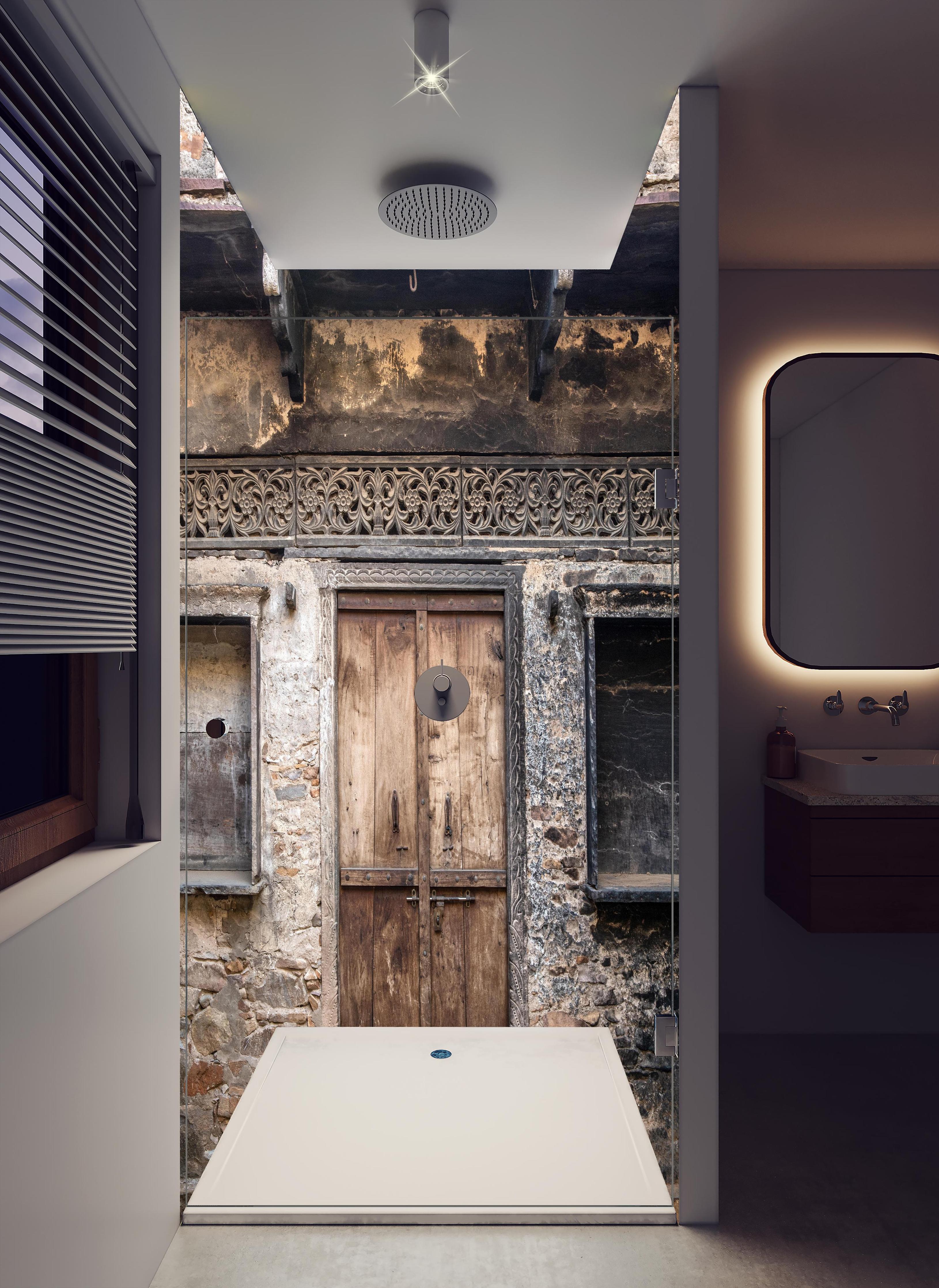 Duschrückwand - Alte Holztür und Wand Texturbild in hellem Badezimmer mit Regenduschkopf - zweiteilige Eck-Duschrückwand