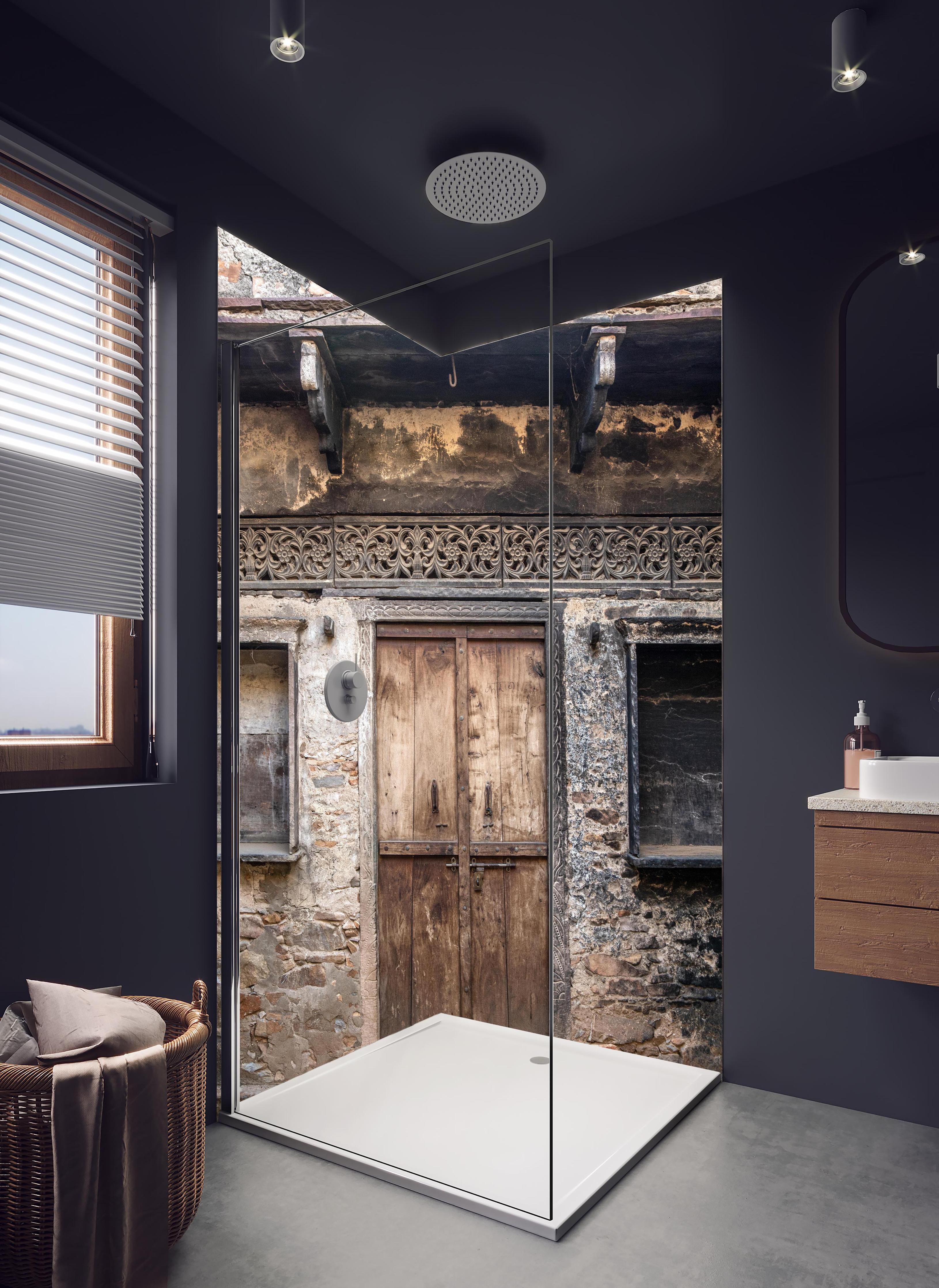 Duschrückwand - Alte Holztür und Wand Texturbild in hellem Badezimmer mit Regenduschkopf - zweiteilige Eck-Duschrückwand