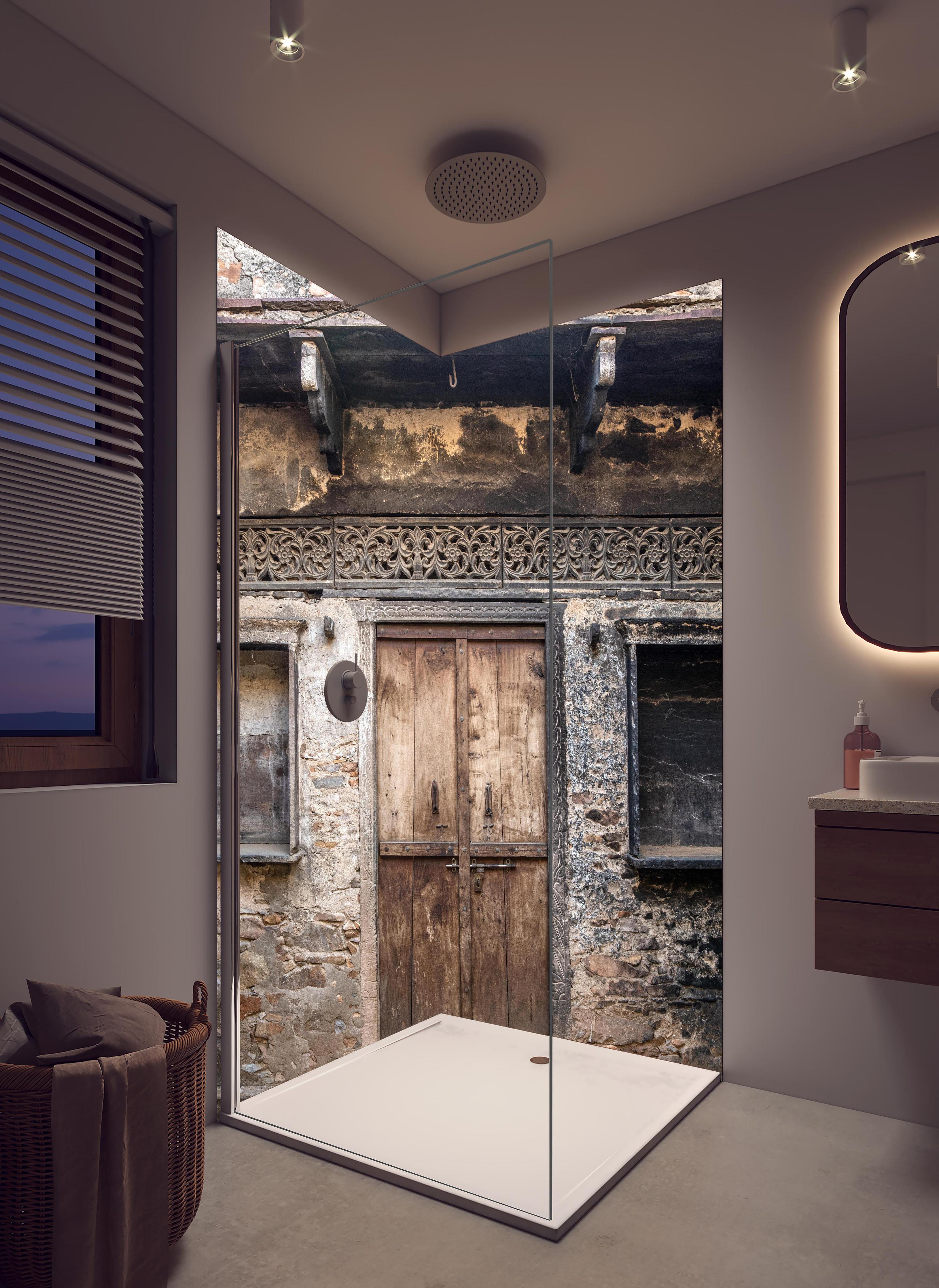 Duschrückwand - Alte Holztür und Wand Texturbild in hellem Badezimmer mit Regenduschkopf - zweiteilige Eck-Duschrückwand