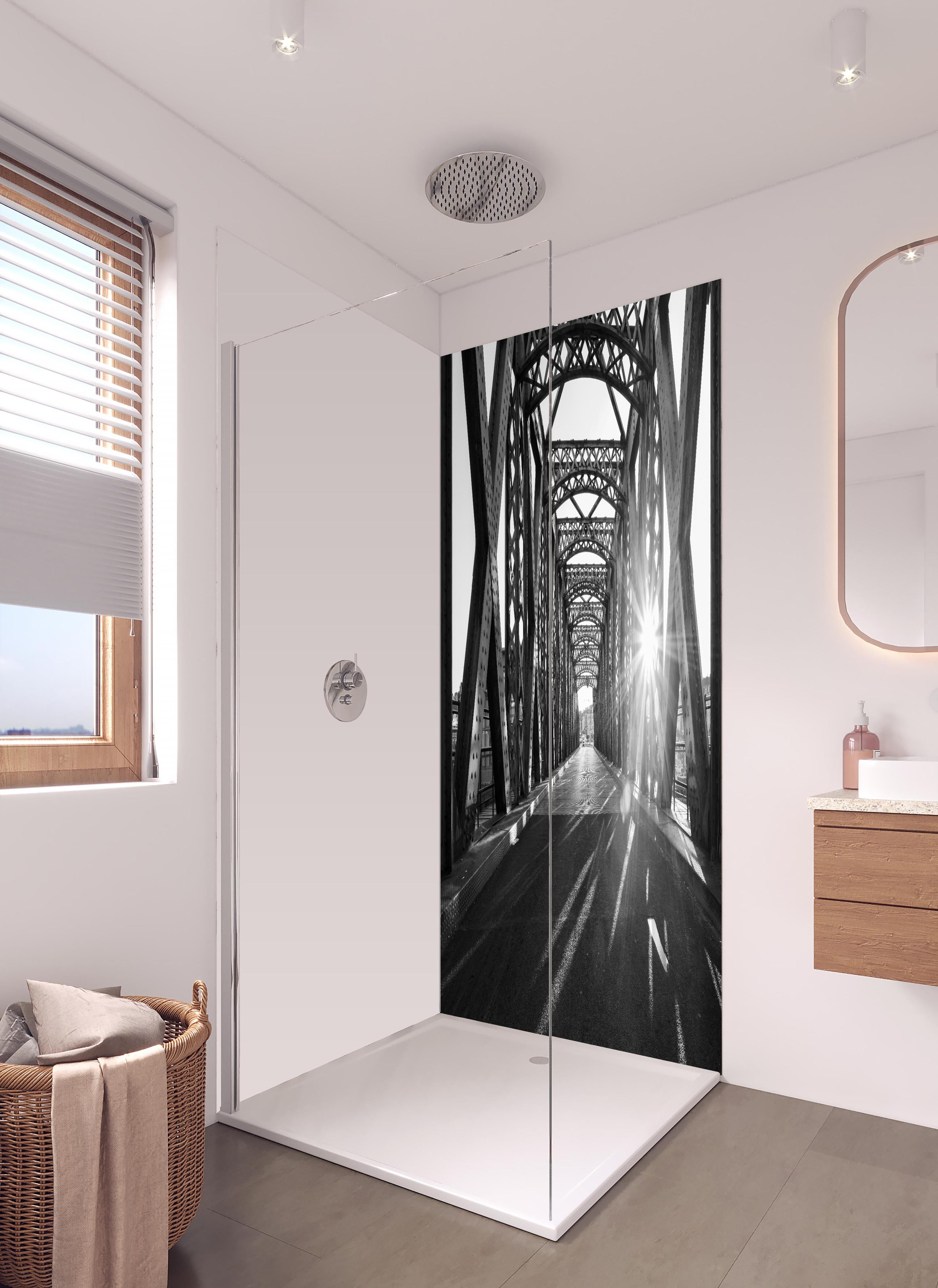 Duschrückwand - Alte Stadtbrücke in hellem Badezimmer mit Regenduschkopf - zweiteilige Eck-Duschrückwand