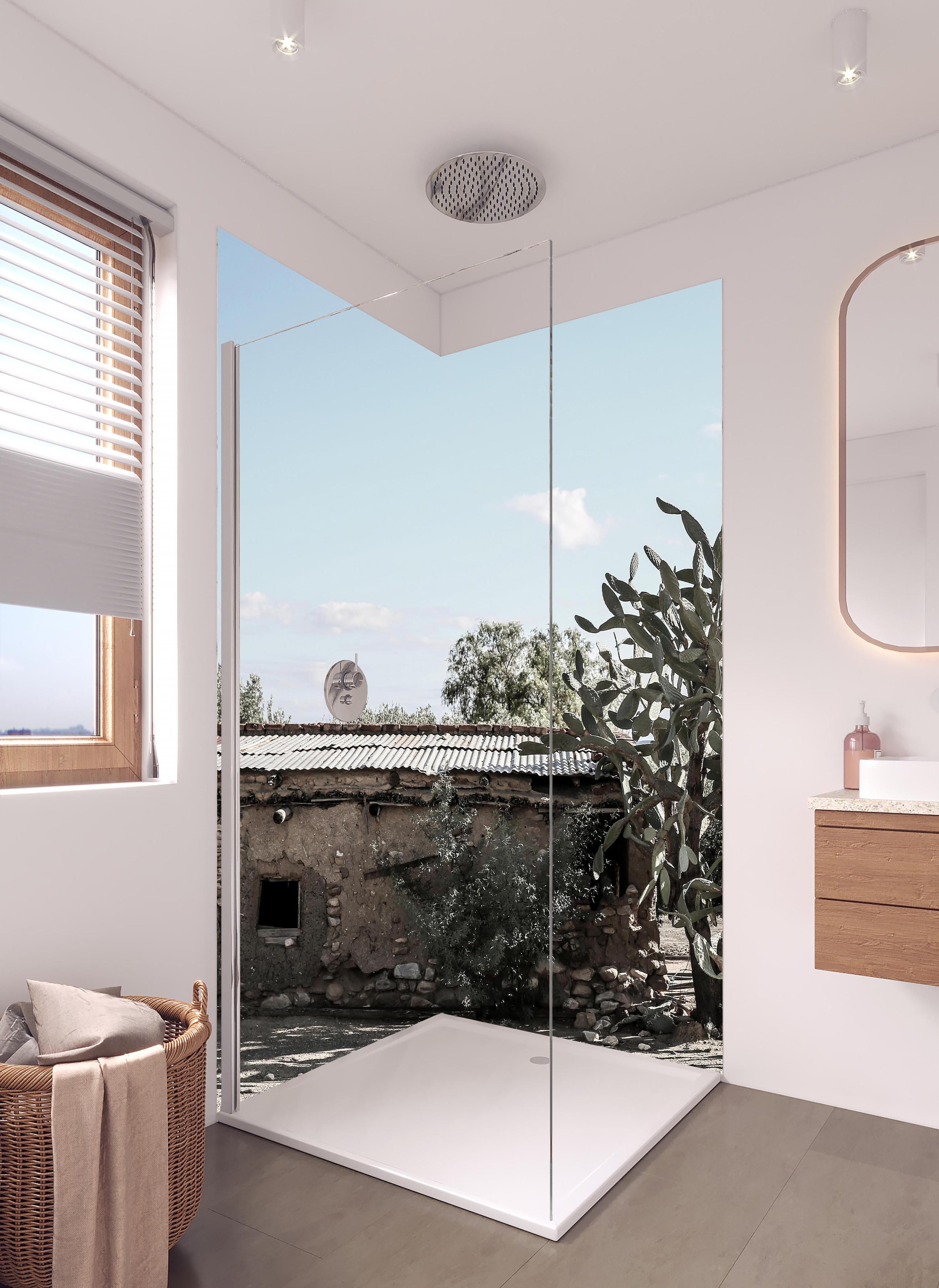 Duschrückwand - Altes Wüstenhaus mit Kakteenschatten in hellem Badezimmer mit Regenduschkopf - zweiteilige Eck-Duschrückwand