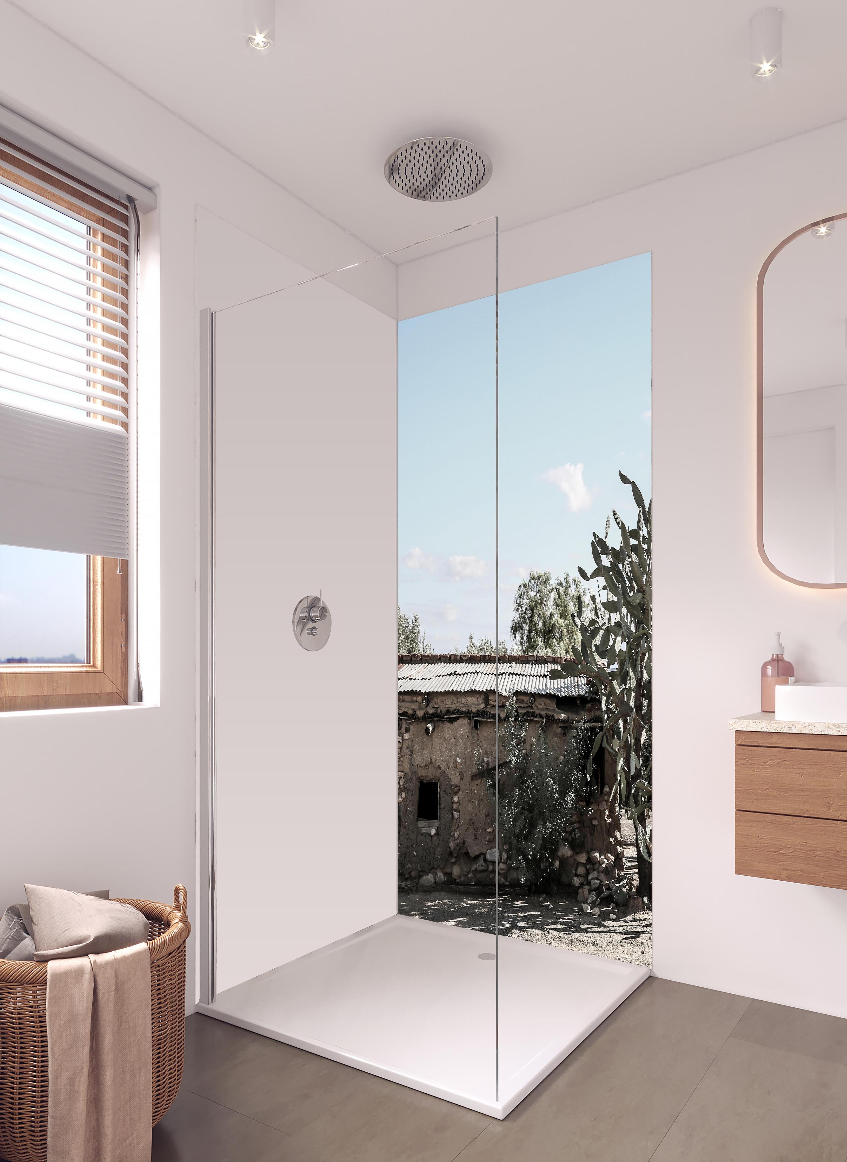 Duschrückwand - Altes Wüstenhaus mit Kakteenschatten in hellem Badezimmer mit Regenduschkopf - zweiteilige Eck-Duschrückwand