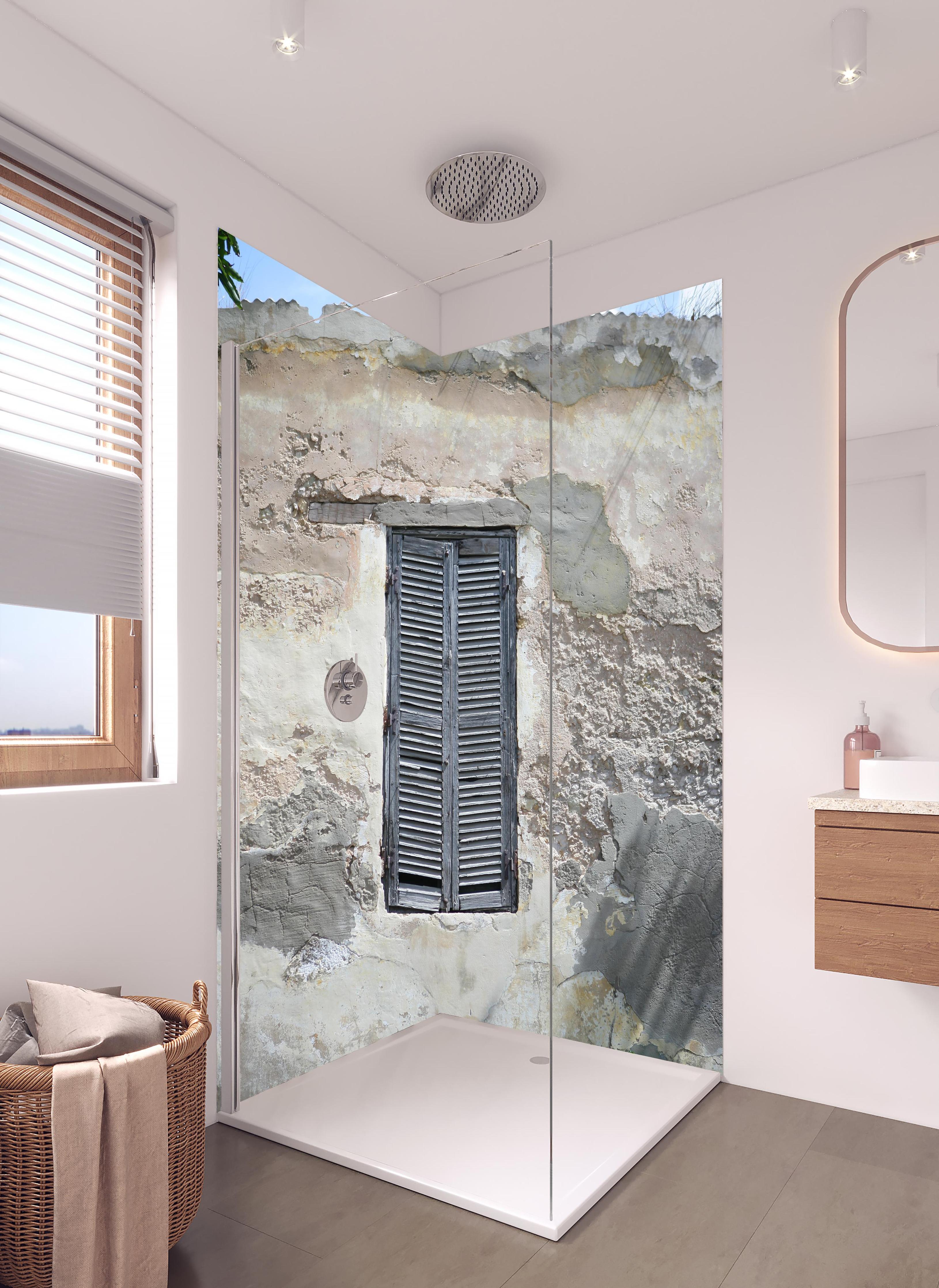 Duschrückwand - Altes Wüstenhaus mit Kakteenschatten in hellem Badezimmer mit Regenduschkopf - zweiteilige Eck-Duschrückwand