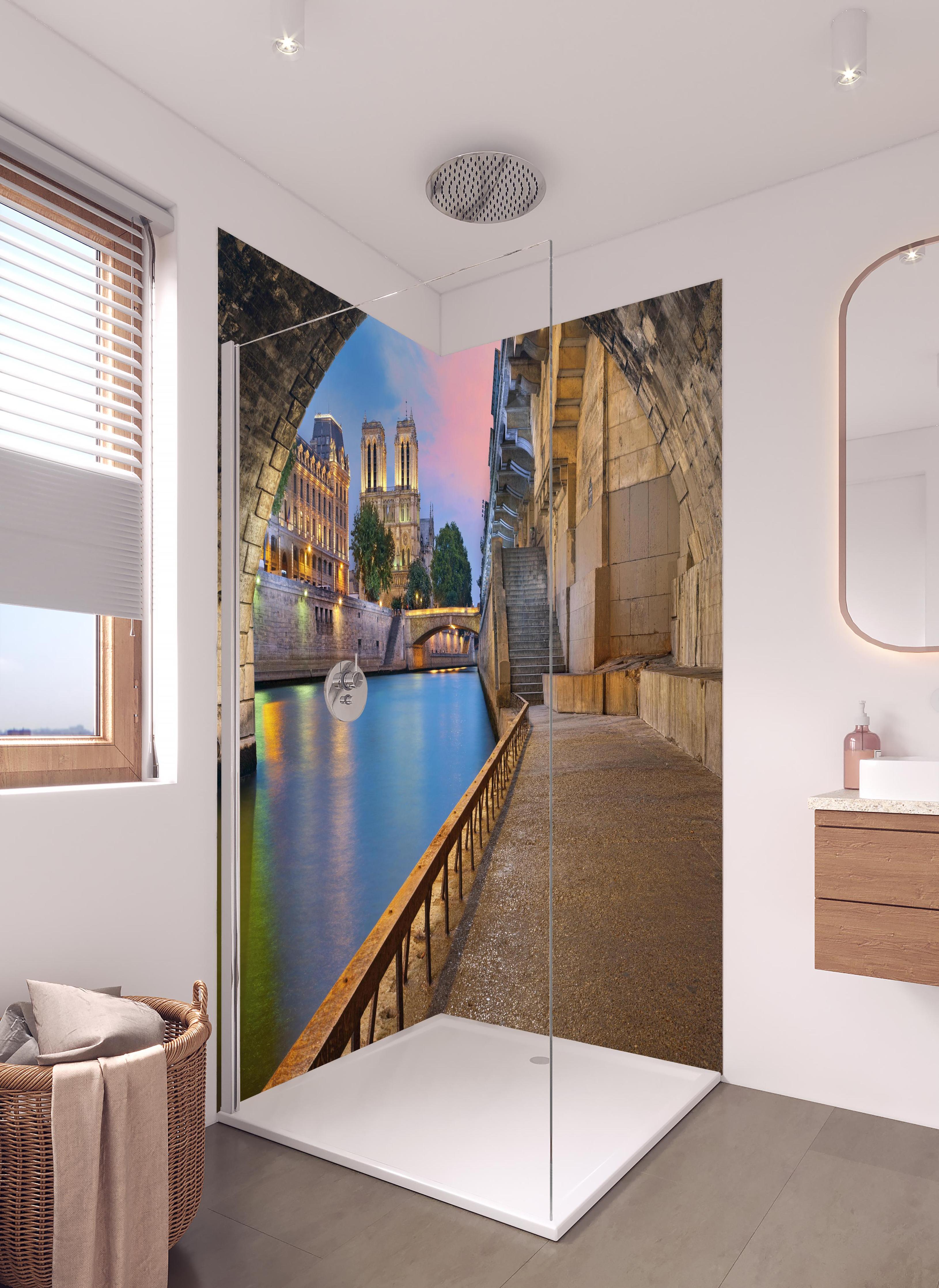 Duschrückwand - Anblick auf Kathedrale Notre-Dame vom Ufer in hellem Badezimmer mit Regenduschkopf - zweiteilige Eck-Duschrückwand
