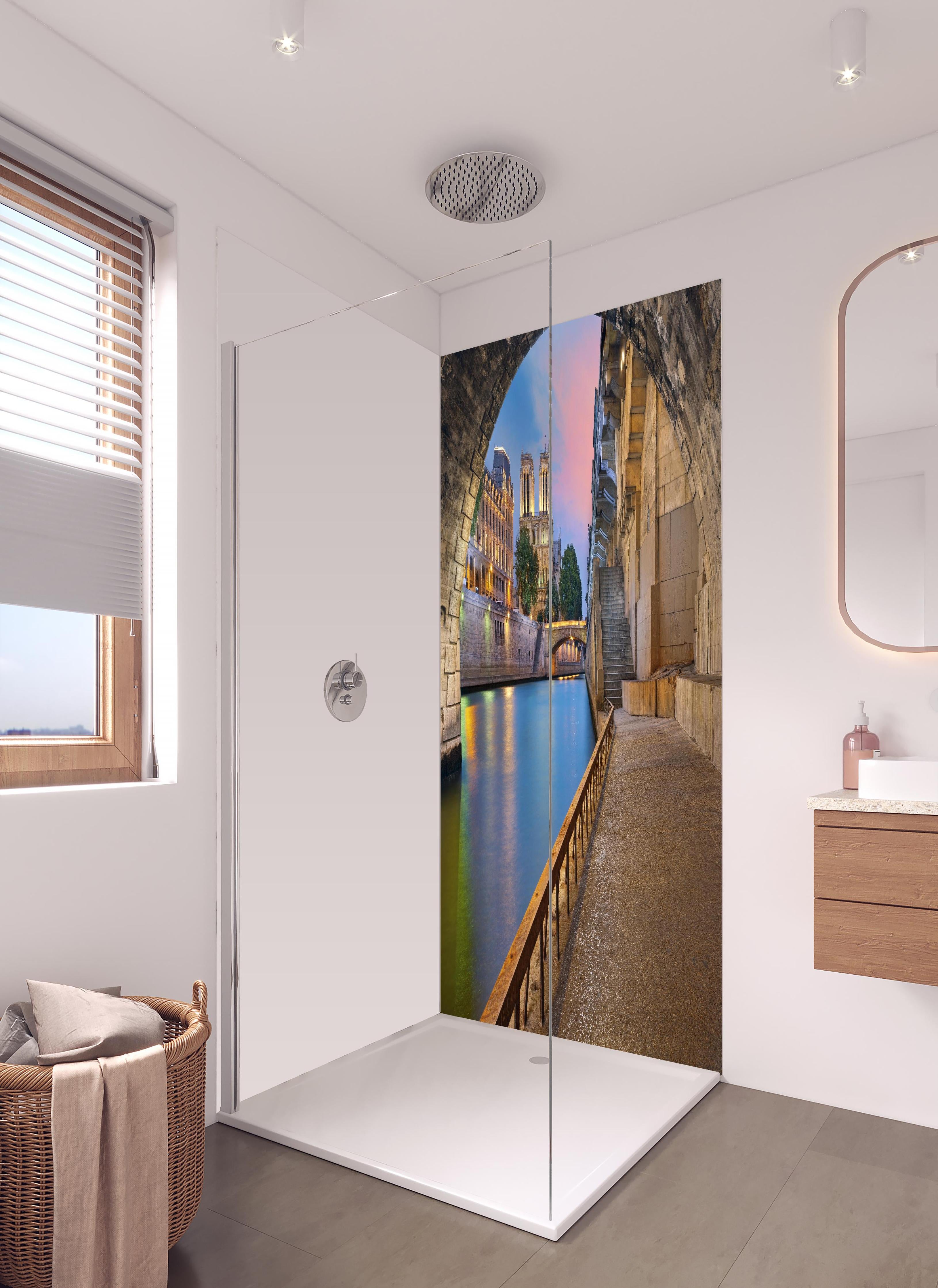 Duschrückwand - Anblick auf Kathedrale Notre-Dame vom Ufer in hellem Badezimmer mit Regenduschkopf - zweiteilige Eck-Duschrückwand