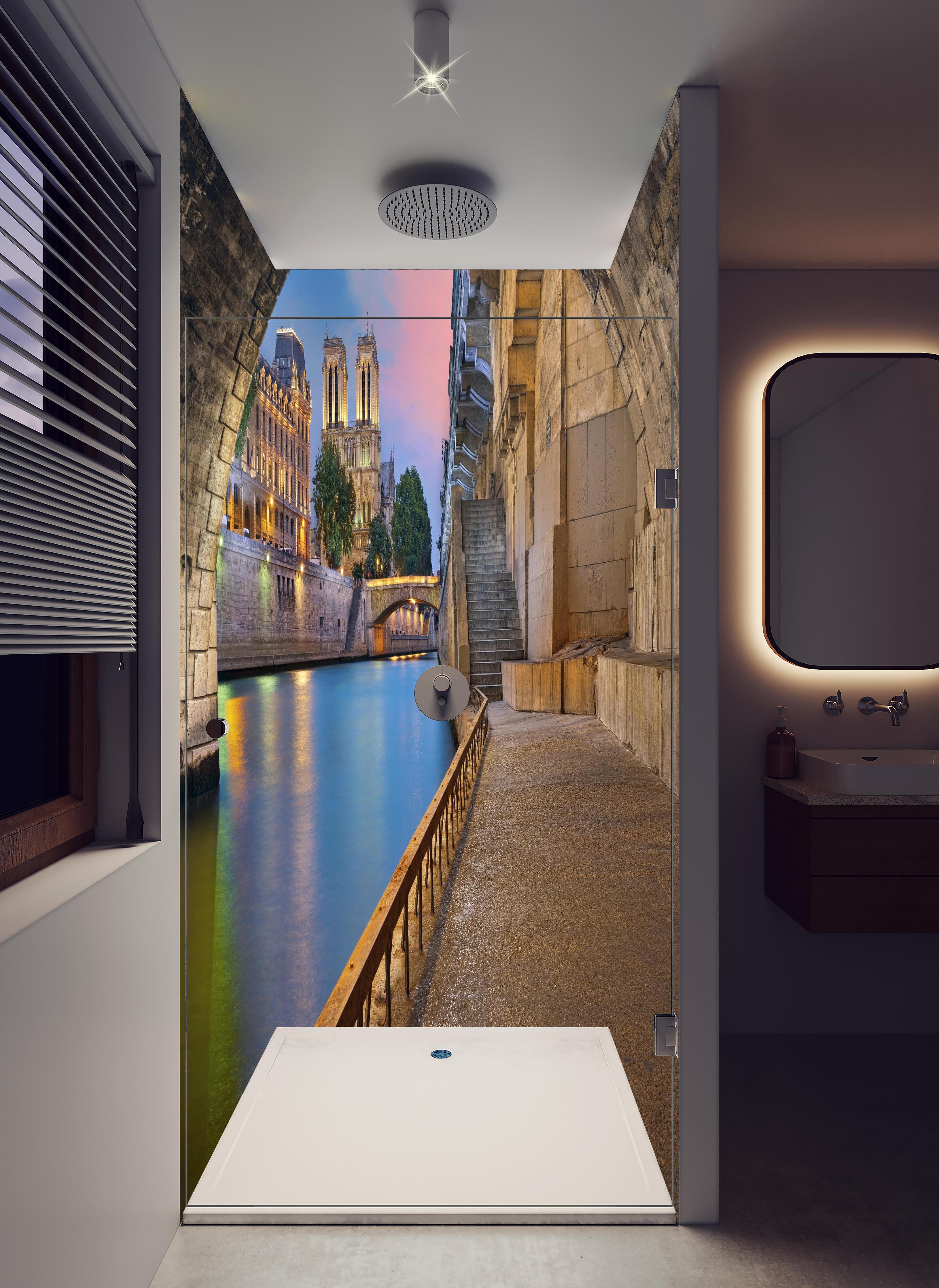Duschrückwand - Anblick auf Kathedrale Notre-Dame vom Ufer in hellem Badezimmer mit Regenduschkopf - zweiteilige Eck-Duschrückwand