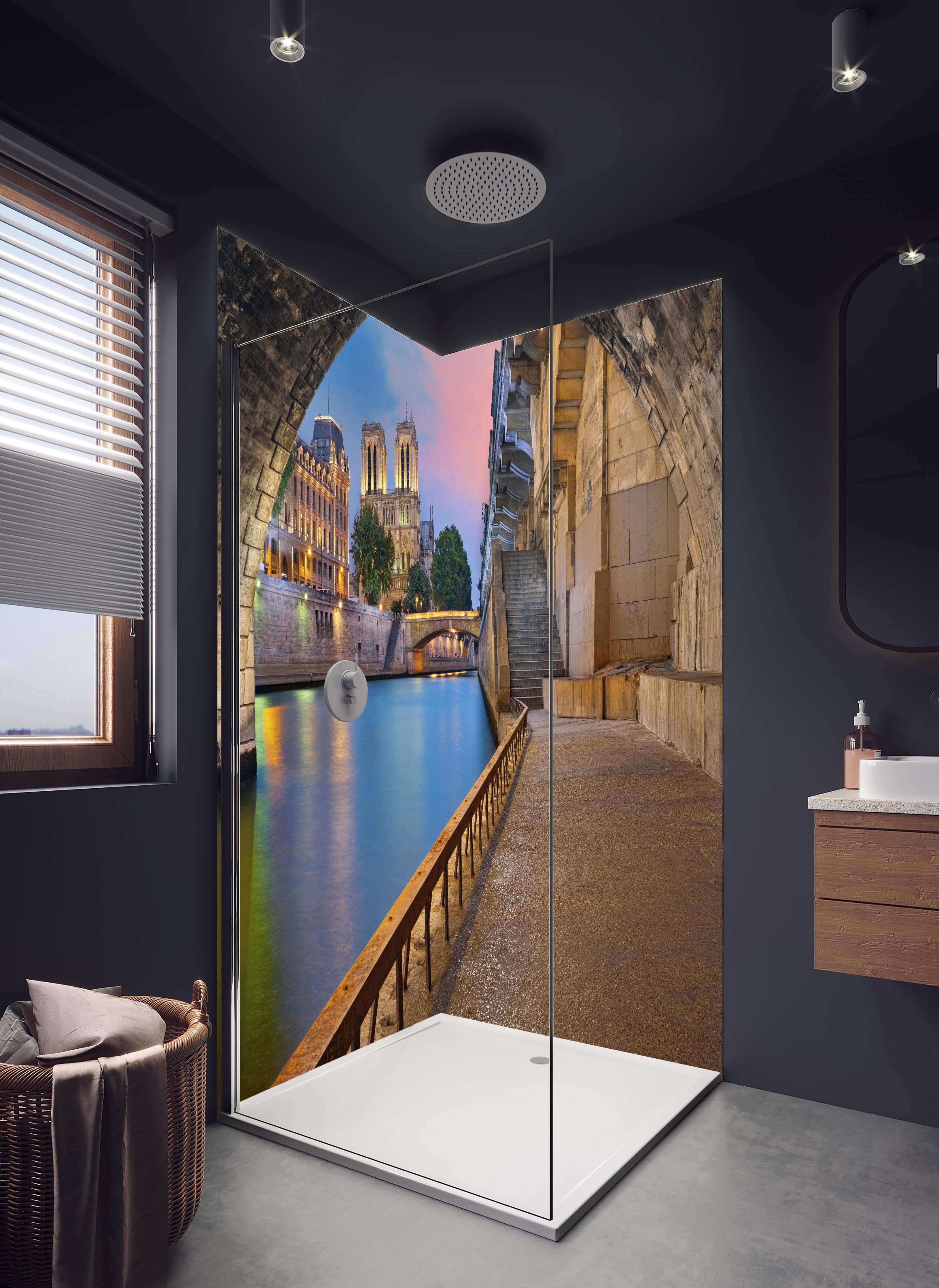 Duschrückwand - Anblick auf Kathedrale Notre-Dame vom Ufer in hellem Badezimmer mit Regenduschkopf - zweiteilige Eck-Duschrückwand