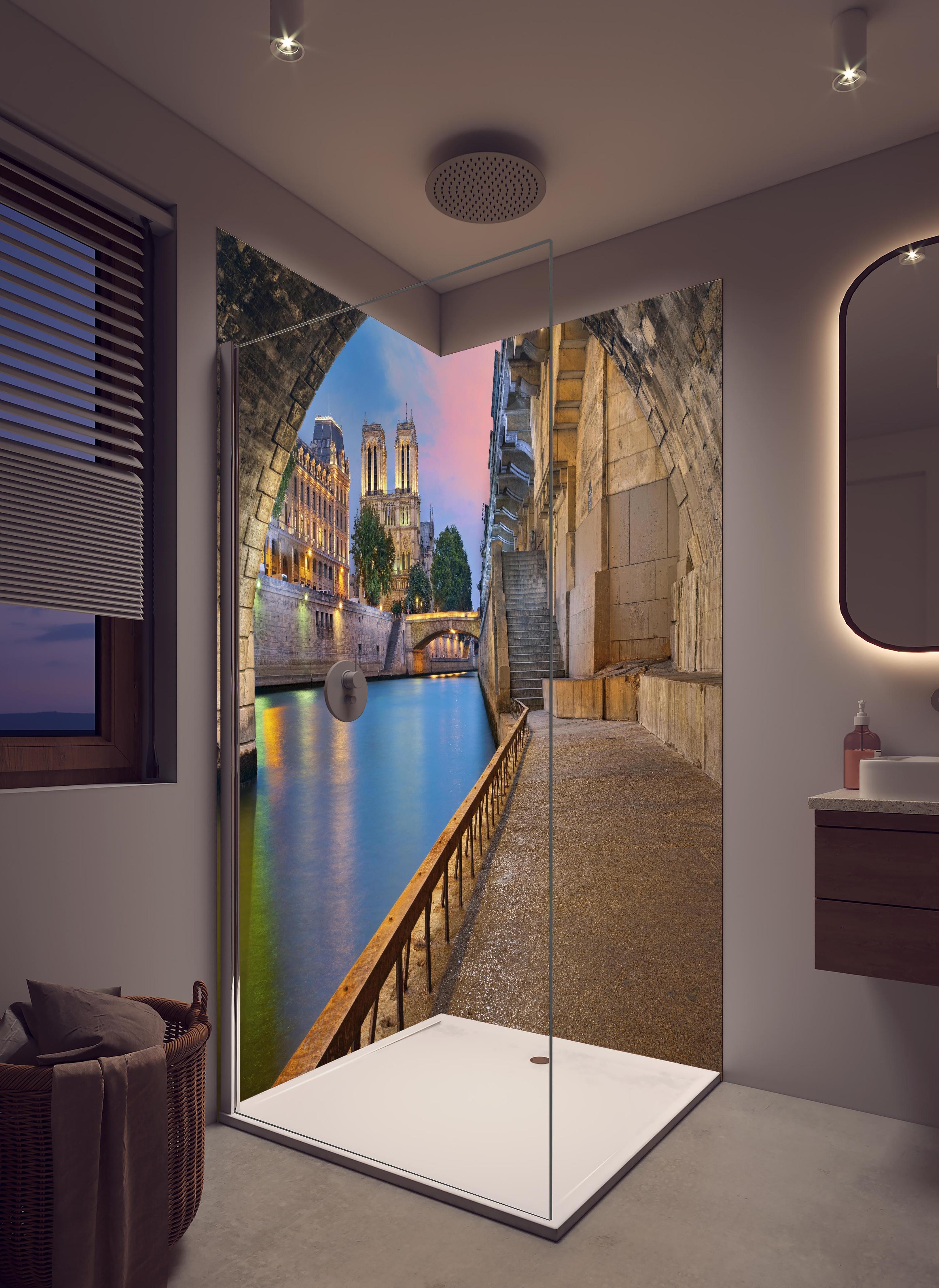 Duschrückwand - Anblick auf Kathedrale Notre-Dame vom Ufer in hellem Badezimmer mit Regenduschkopf - zweiteilige Eck-Duschrückwand