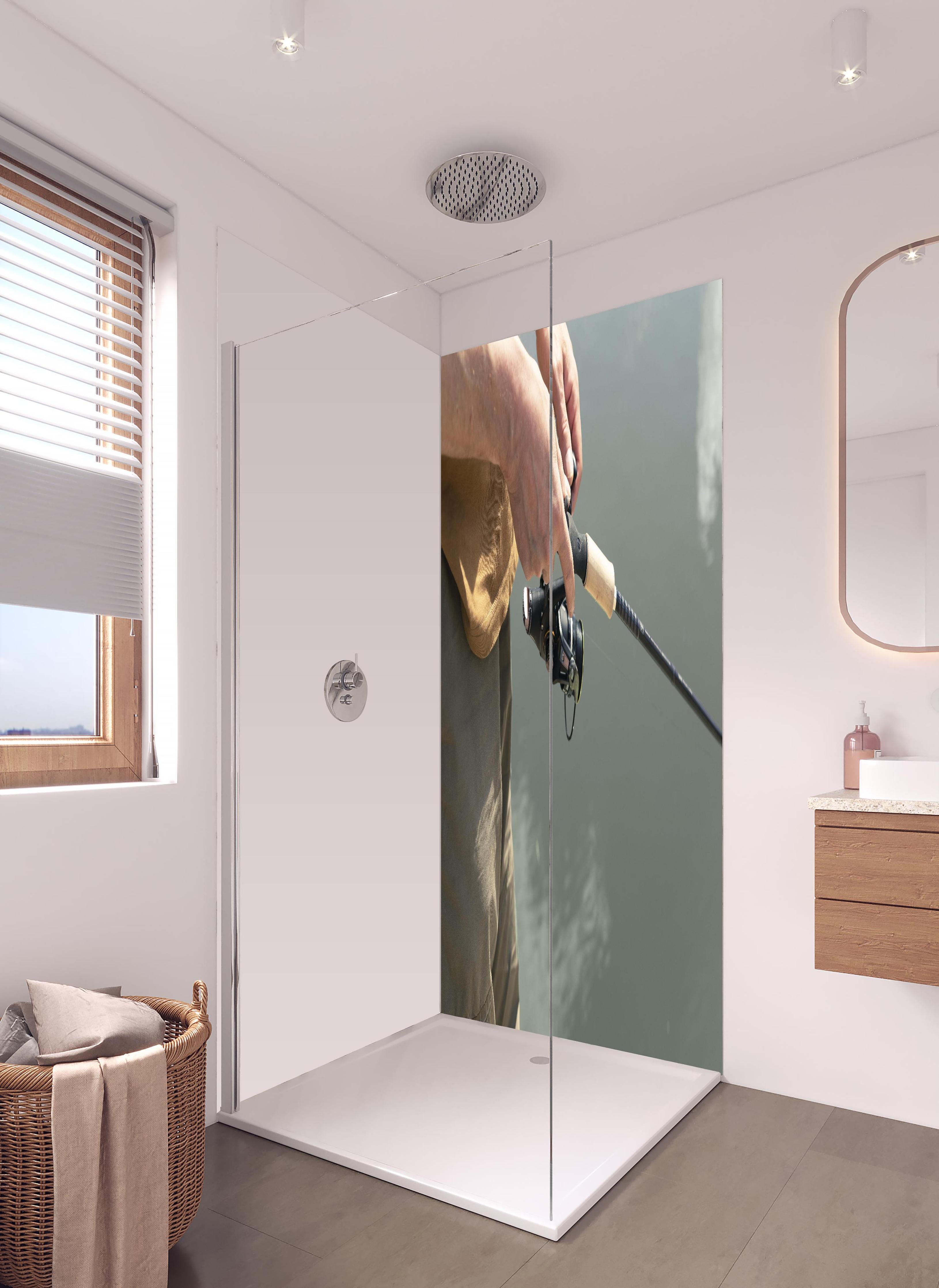 Duschrückwand - Angelroute beim Fischen - Nahaufnahme in hellem Badezimmer mit Regenduschkopf - zweiteilige Eck-Duschrückwand