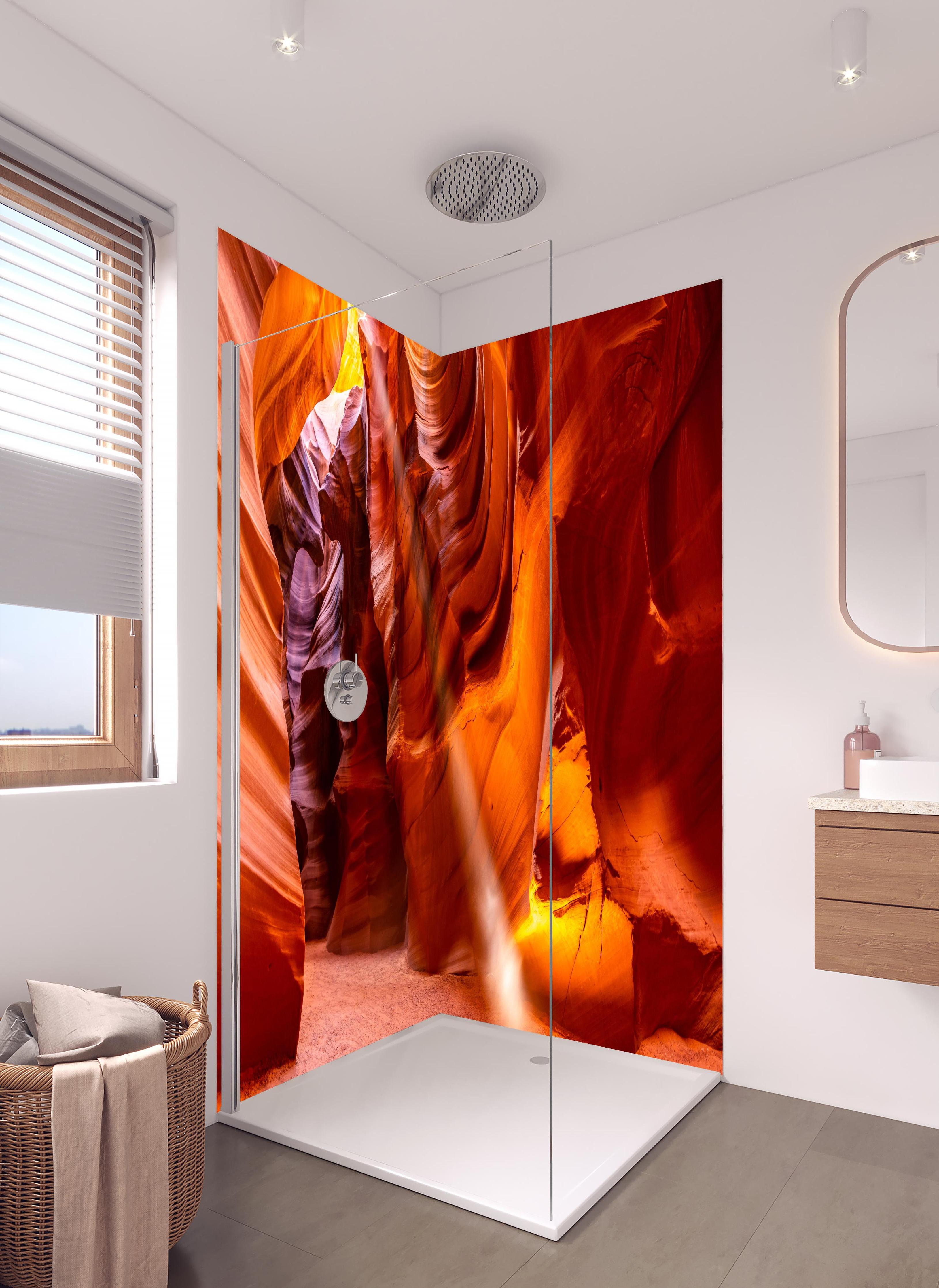 Duschrückwand - Antelope Canyon Licht- und Schattenspiel in hellem Badezimmer mit Regenduschkopf - zweiteilige Eck-Duschrückwand
