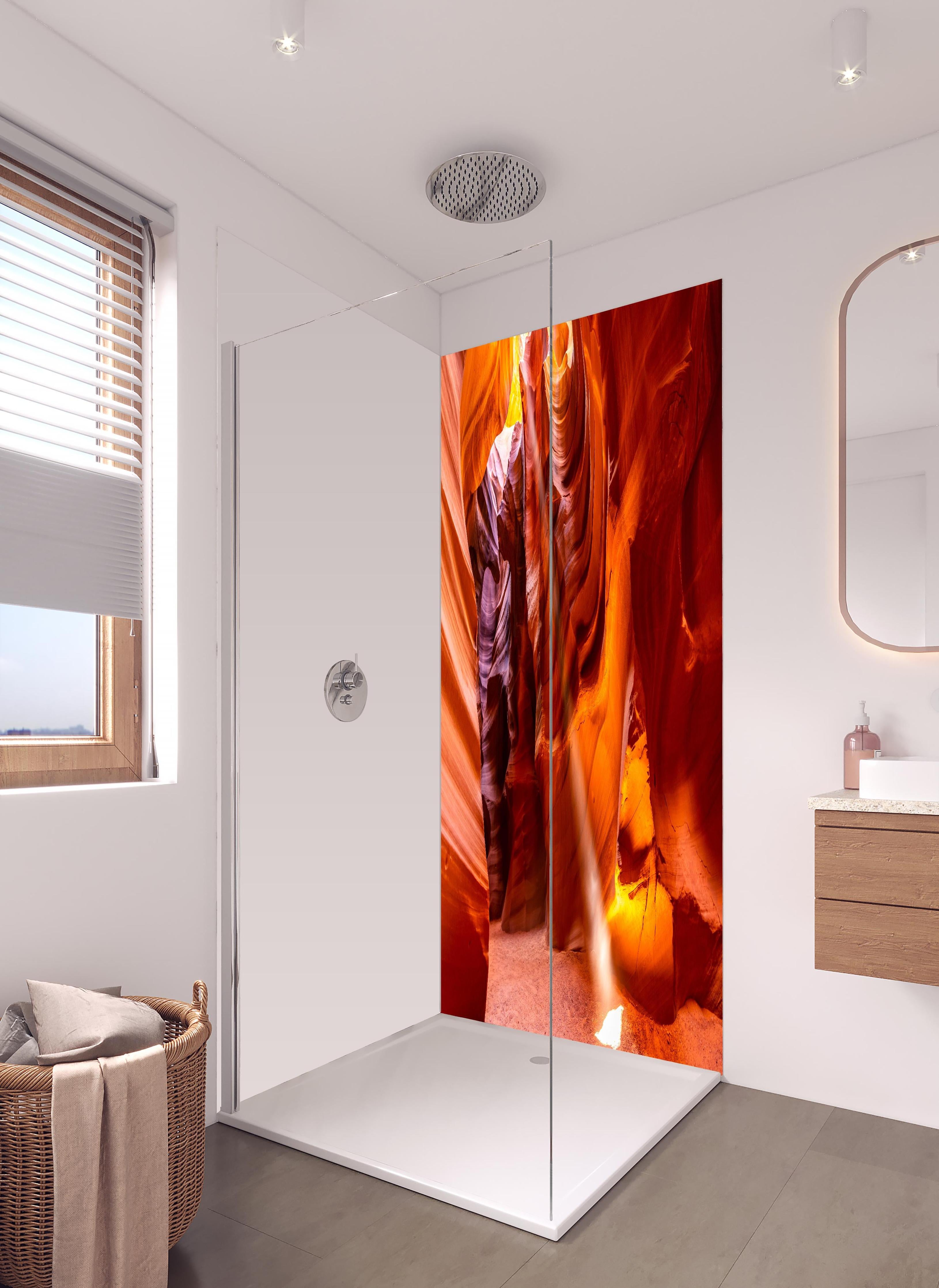 Duschrückwand - Antelope Canyon Licht- und Schattenspiel in hellem Badezimmer mit Regenduschkopf - zweiteilige Eck-Duschrückwand