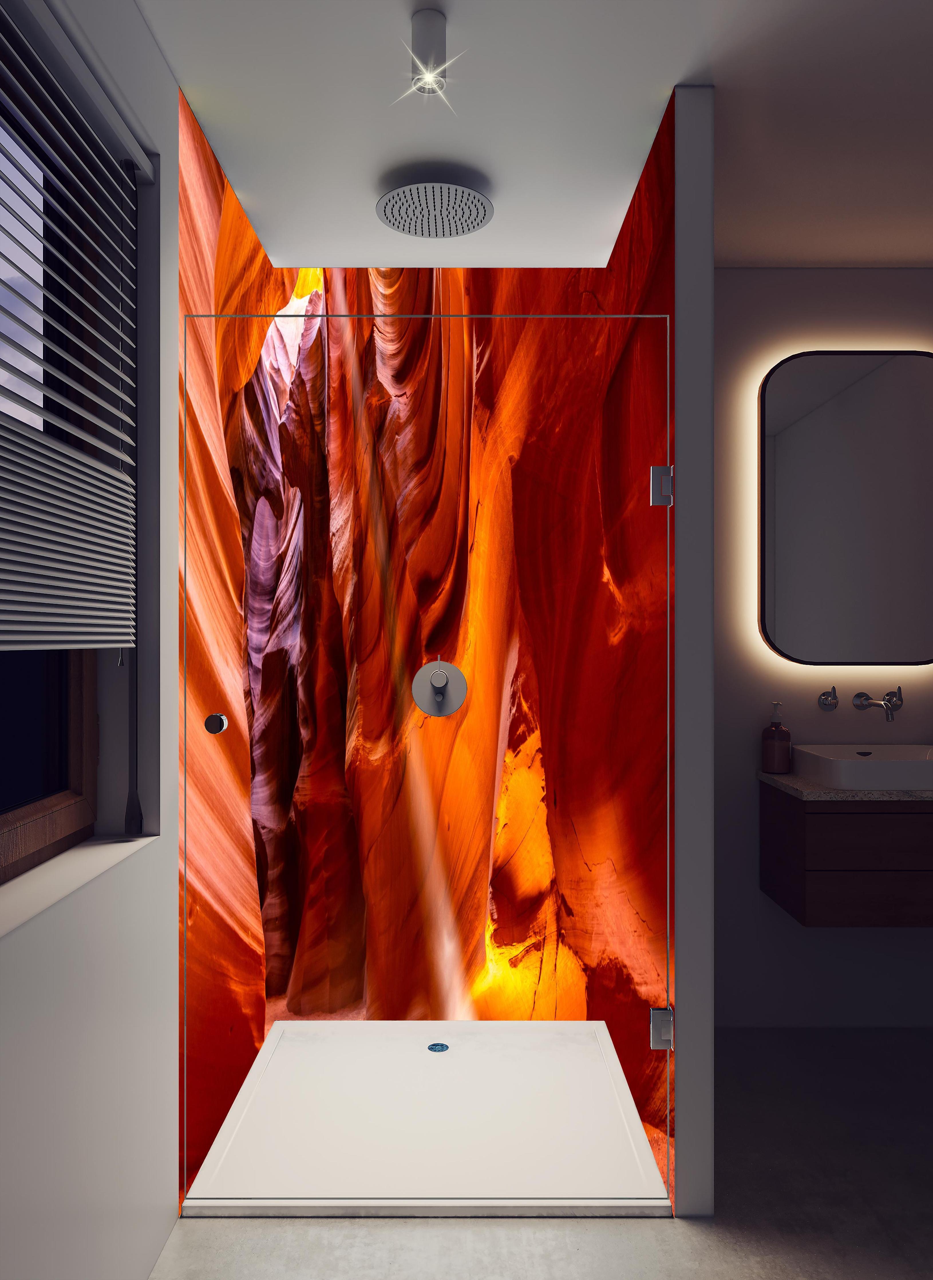 Duschrückwand - Antelope Canyon Licht- und Schattenspiel in hellem Badezimmer mit Regenduschkopf - zweiteilige Eck-Duschrückwand