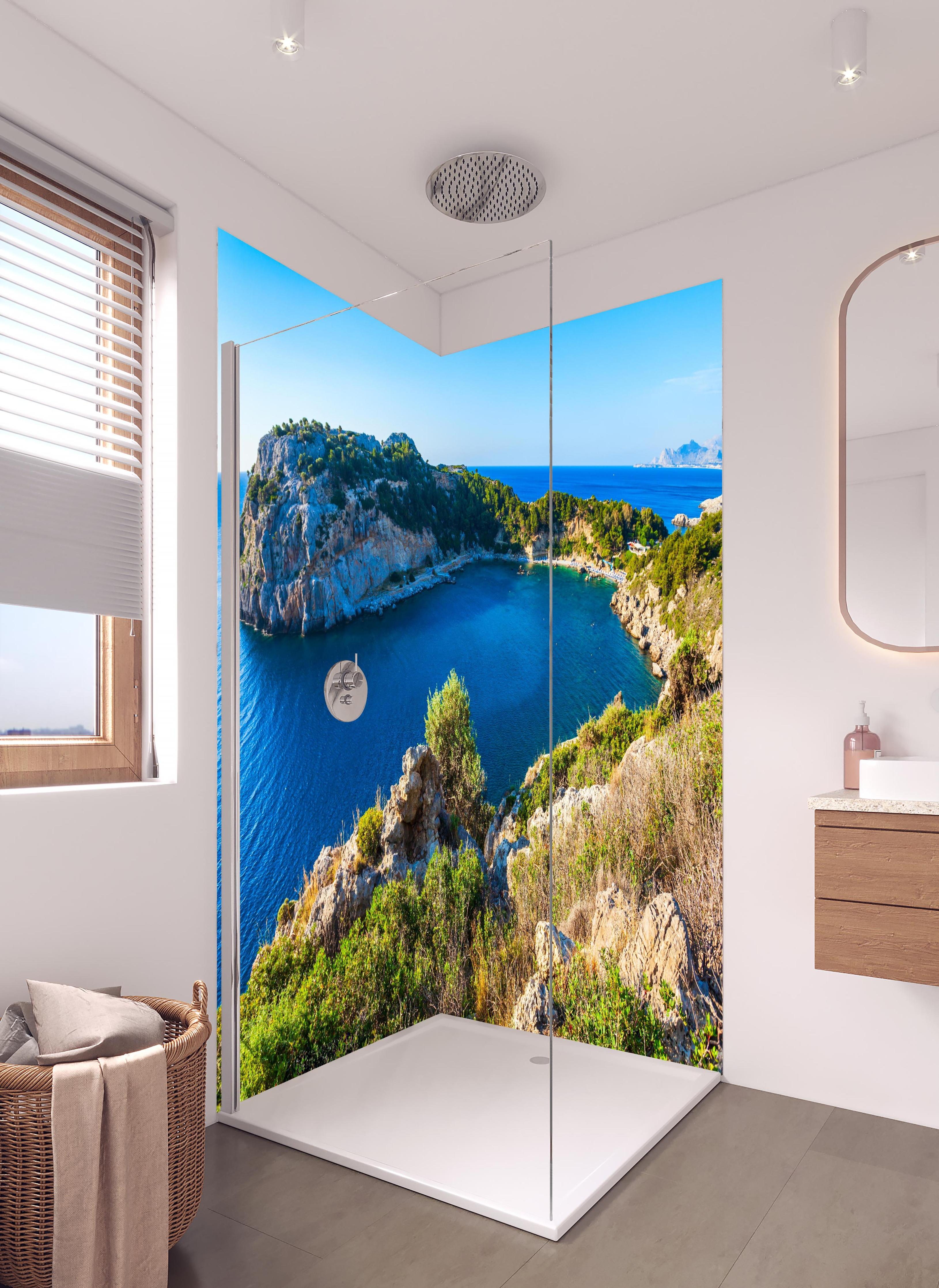 Duschrückwand - Anthony-Quinn-Bucht in hellem Badezimmer mit Regenduschkopf - zweiteilige Eck-Duschrückwand