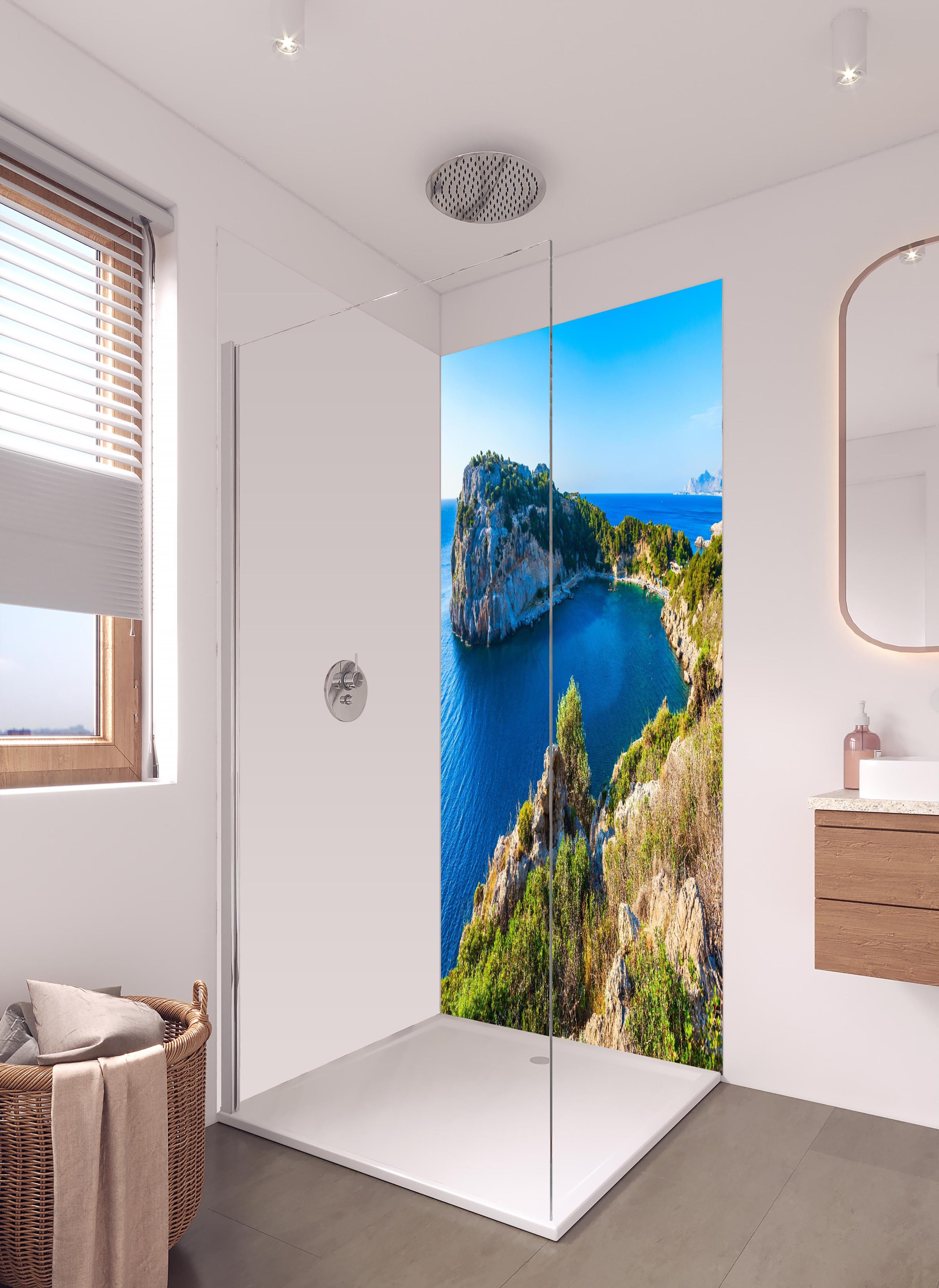 Duschrückwand - Anthony-Quinn-Bucht in hellem Badezimmer mit Regenduschkopf - zweiteilige Eck-Duschrückwand