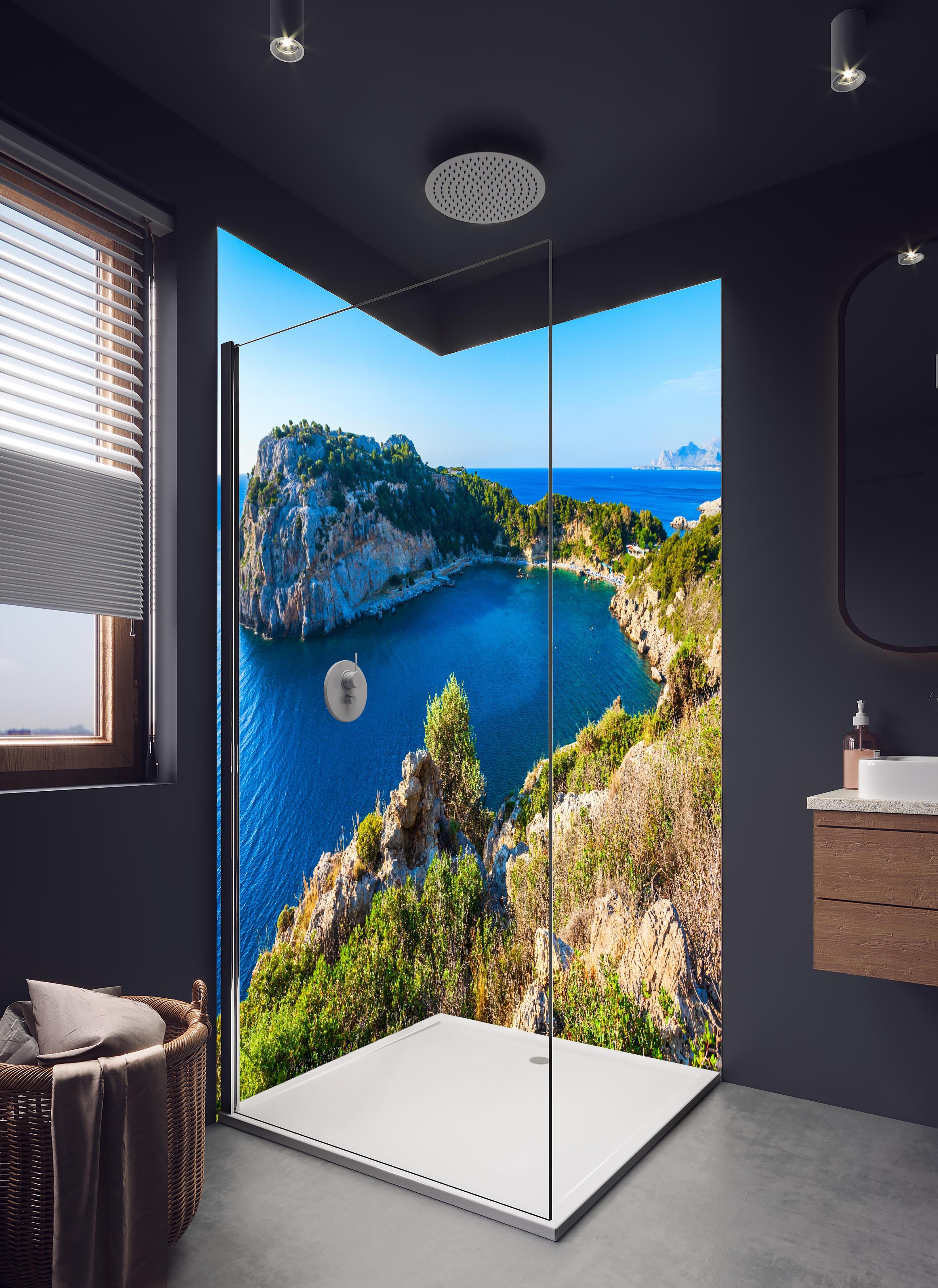 Duschrückwand - Anthony-Quinn-Bucht in hellem Badezimmer mit Regenduschkopf - zweiteilige Eck-Duschrückwand