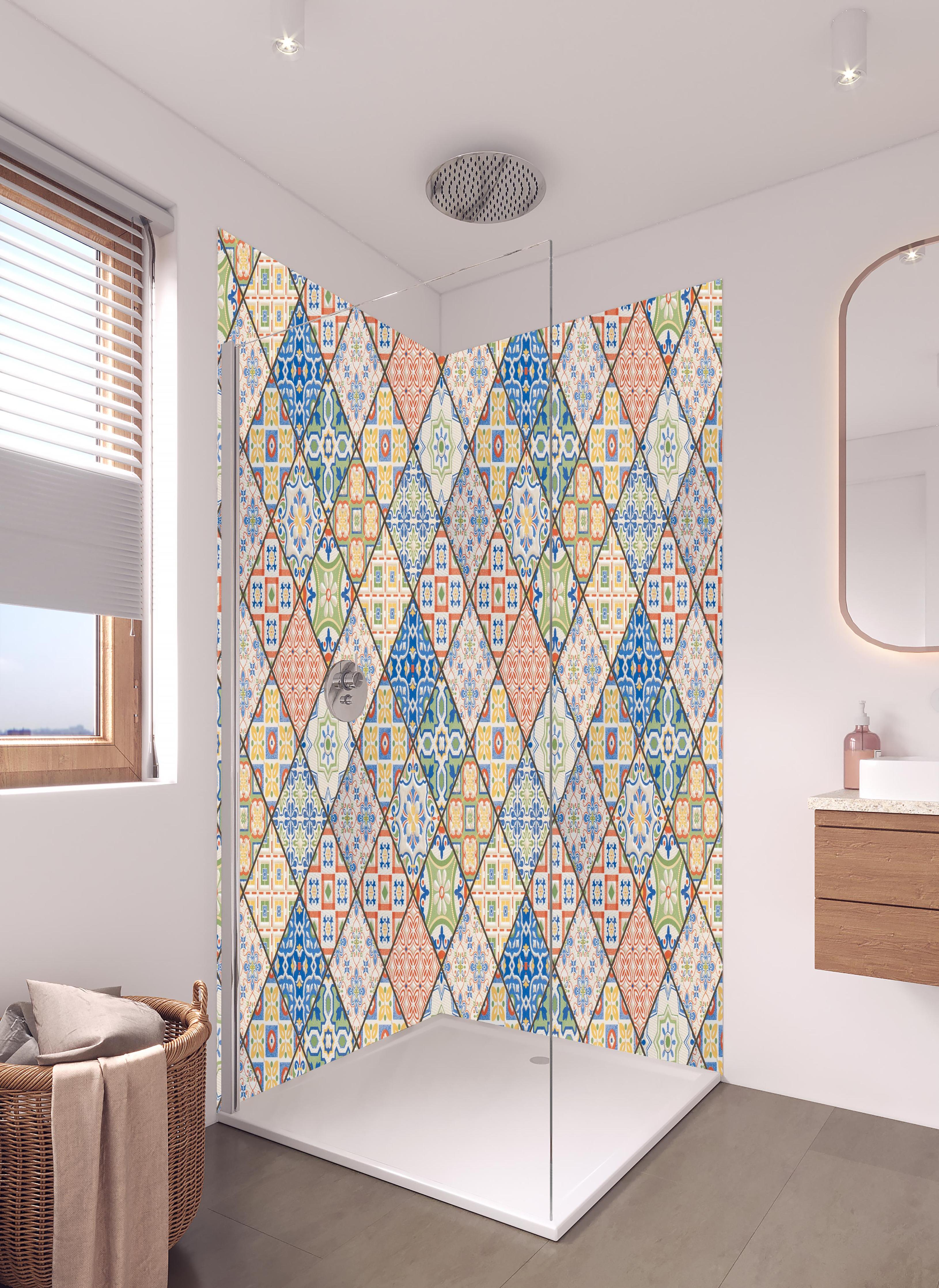 Duschrückwand - Antikes Mosaik Muster - Fliesen in hellem Badezimmer mit Regenduschkopf - zweiteilige Eck-Duschrückwand