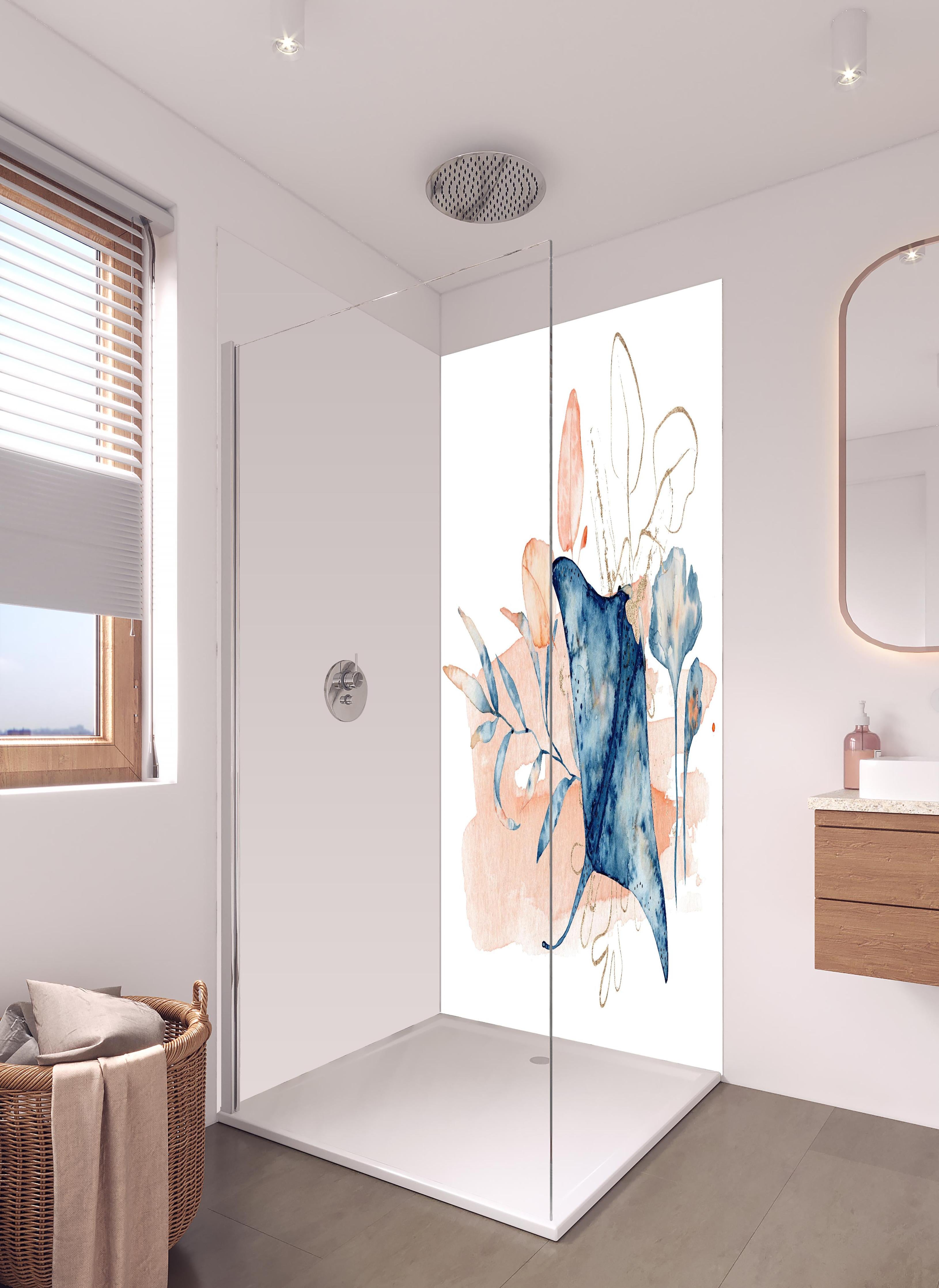 Duschrückwand - Aquarell-Illustration eines Rochenfisches in hellem Badezimmer mit Regenduschkopf - zweiteilige Eck-Duschrückwand