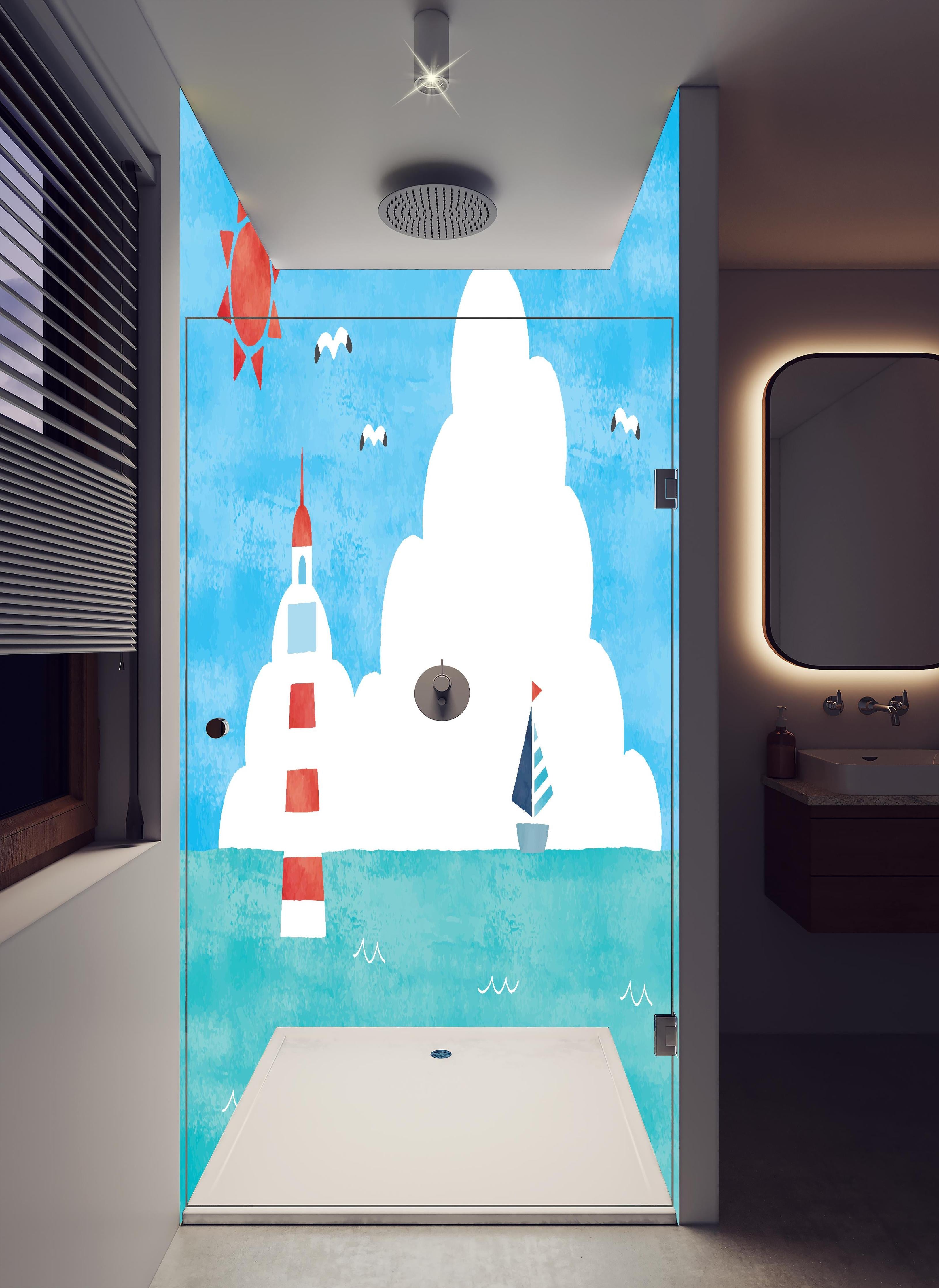 Duschrückwand - Aquarell Leuchtturm Segelboot Sonne in hellem Badezimmer mit Regenduschkopf - zweiteilige Eck-Duschrückwand