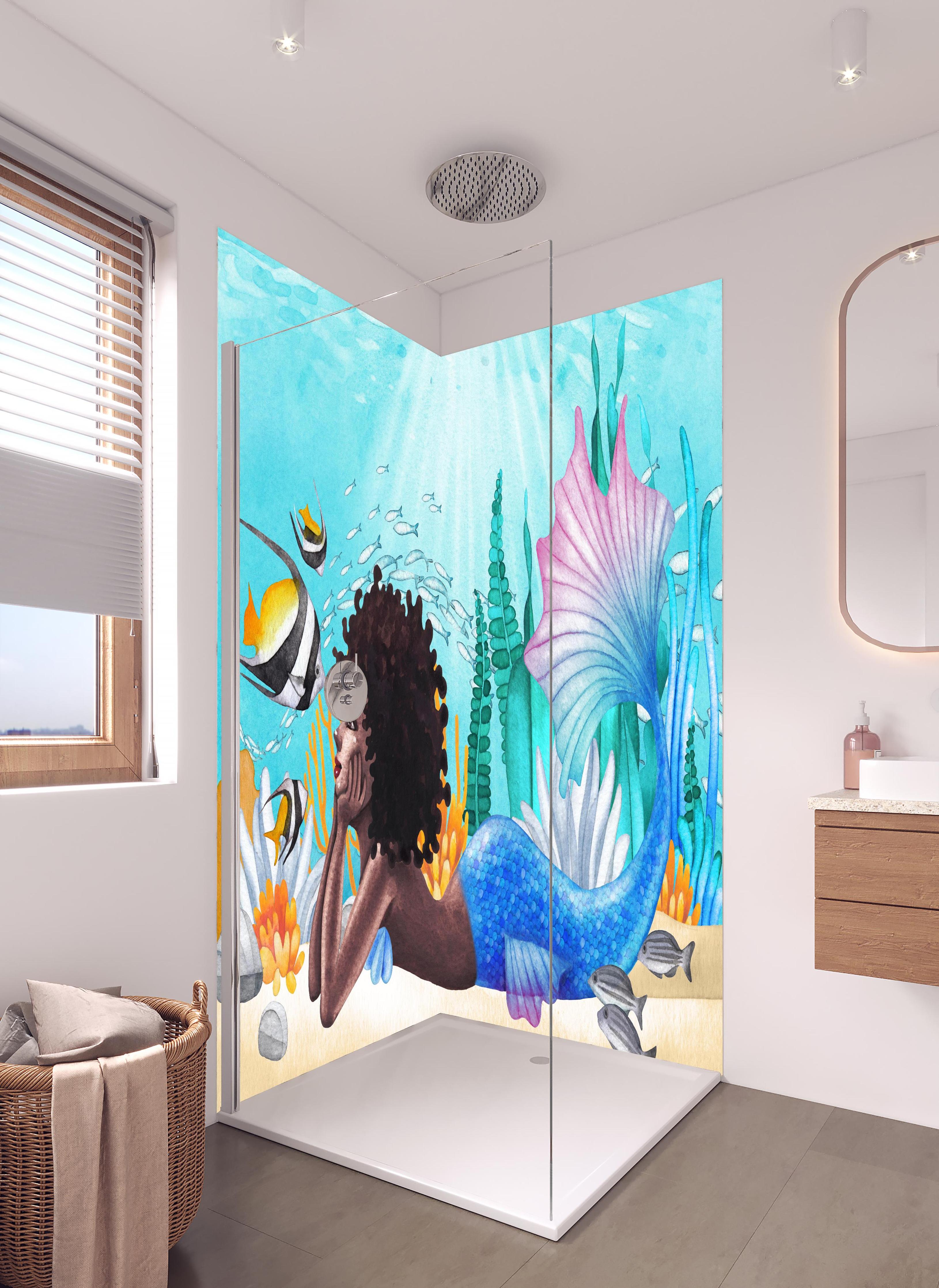 Duschrückwand - Aquarell Meerjungfrau liegt am Boden des Ozean in hellem Badezimmer mit Regenduschkopf - zweiteilige Eck-Duschrückwand