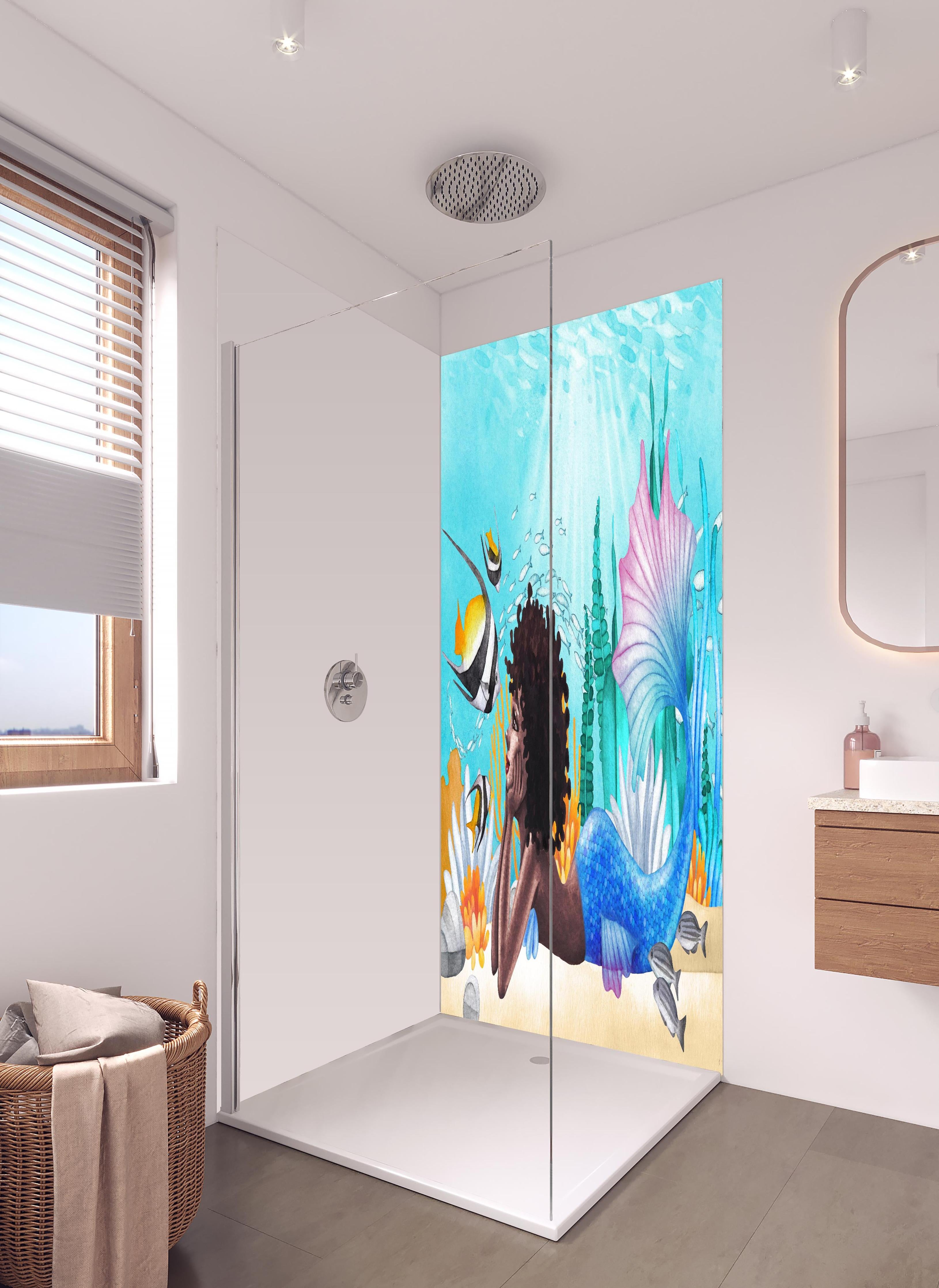Duschrückwand - Aquarell Meerjungfrau liegt am Boden des Ozean in hellem Badezimmer mit Regenduschkopf - zweiteilige Eck-Duschrückwand