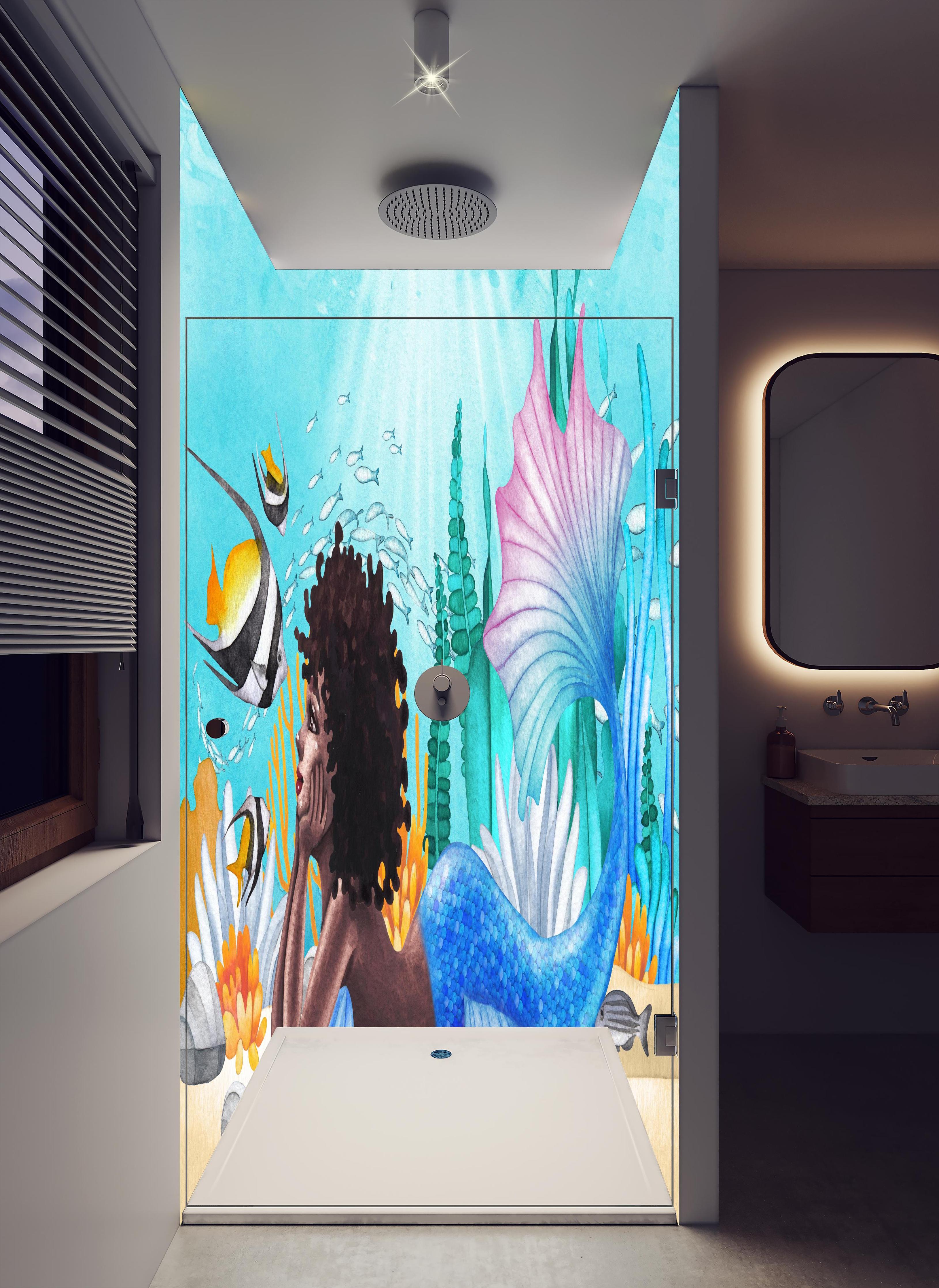 Duschrückwand - Aquarell Meerjungfrau liegt am Boden des Ozean in hellem Badezimmer mit Regenduschkopf - zweiteilige Eck-Duschrückwand