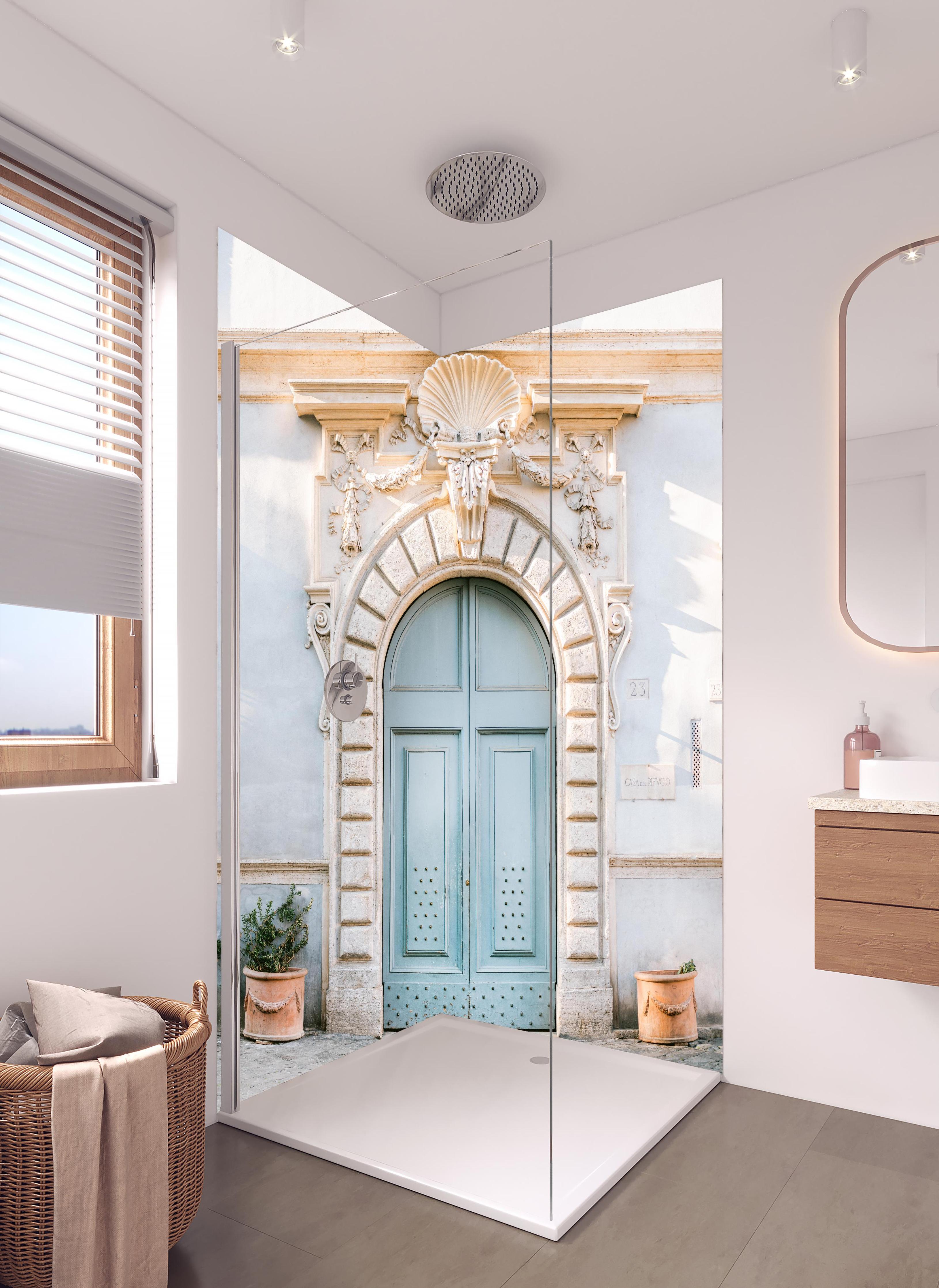 Duschrückwand - Architektonische Pastellblaue Tür Rom in hellem Badezimmer mit Regenduschkopf - zweiteilige Eck-Duschrückwand