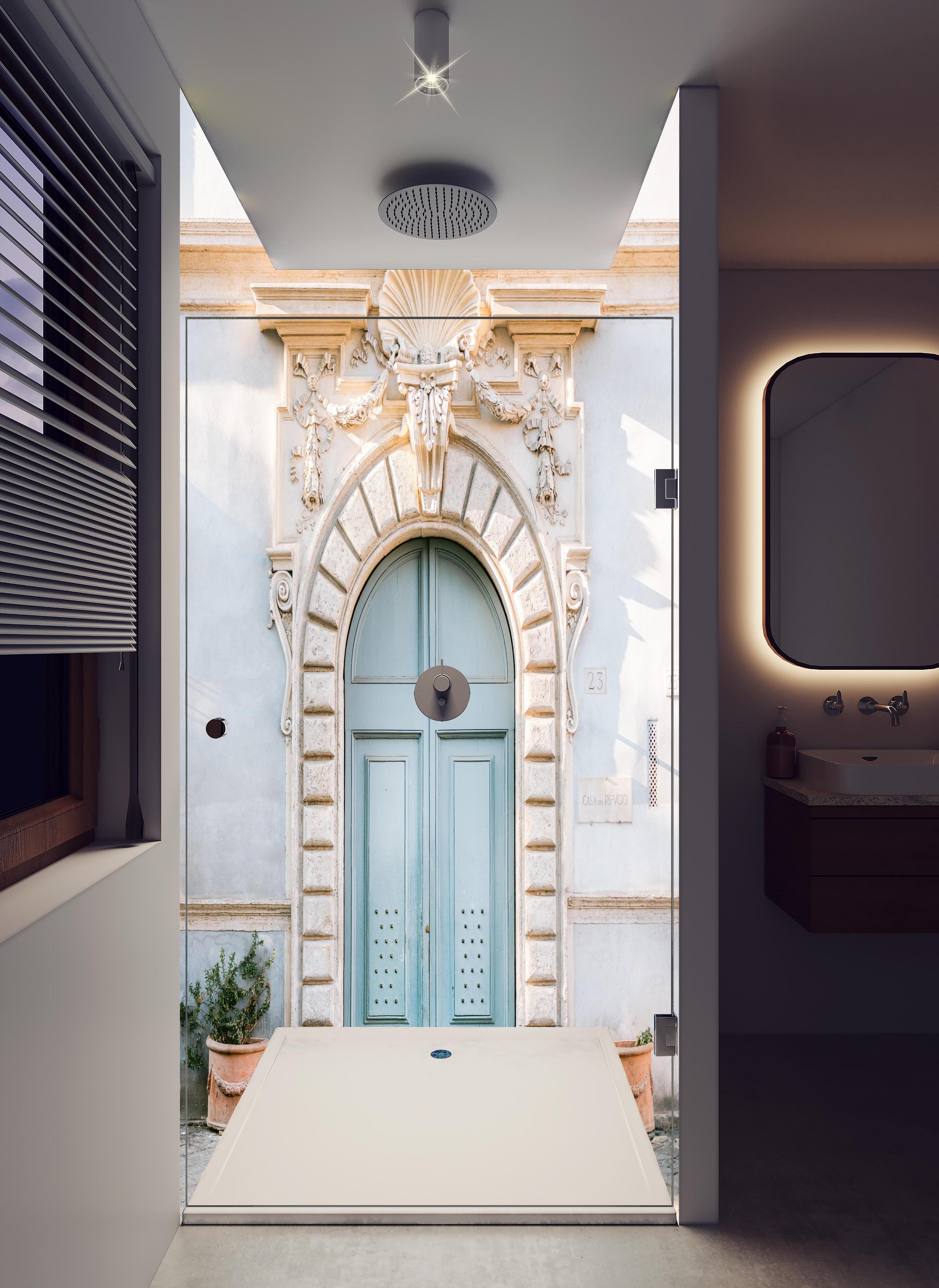 Duschrückwand - Architektonische Pastellblaue Tür Rom in hellem Badezimmer mit Regenduschkopf - zweiteilige Eck-Duschrückwand