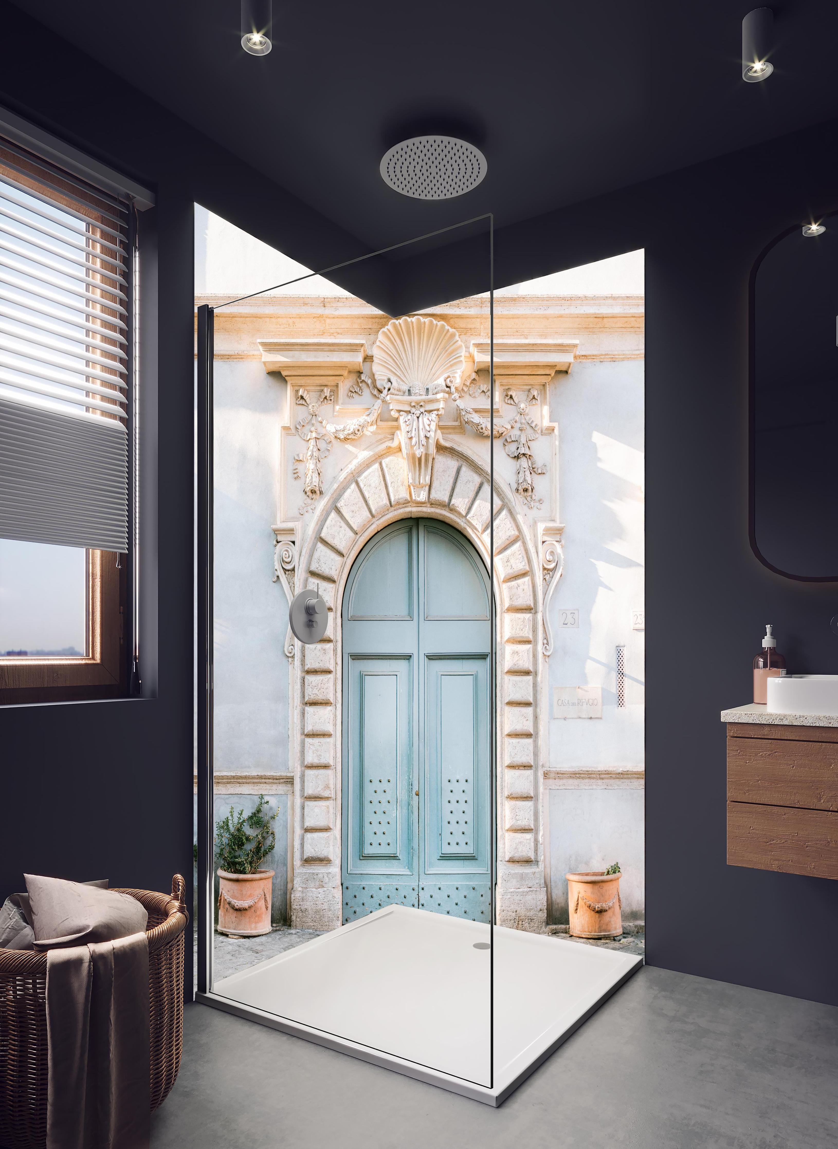 Duschrückwand - Architektonische Pastellblaue Tür Rom in hellem Badezimmer mit Regenduschkopf - zweiteilige Eck-Duschrückwand