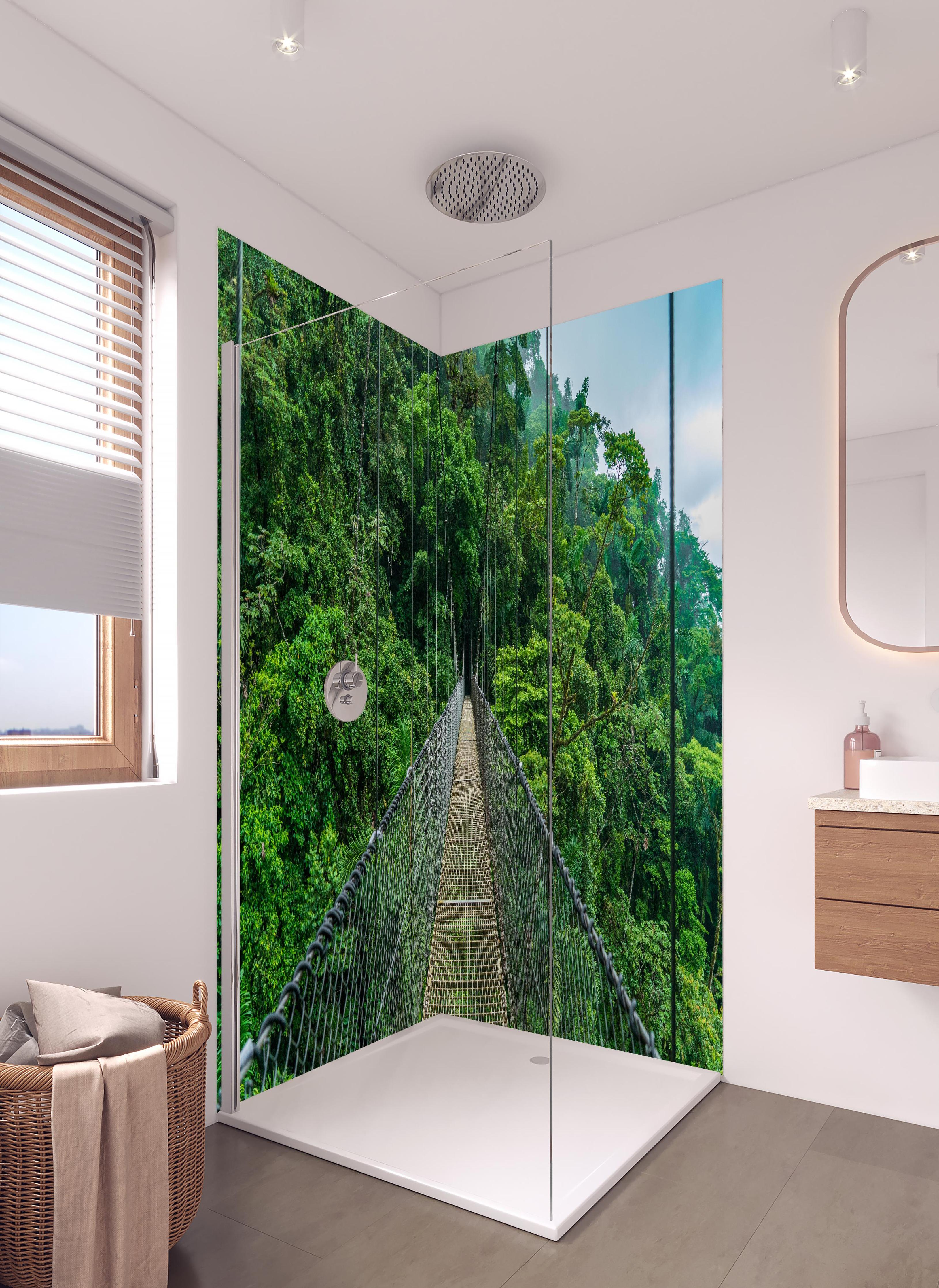 Duschrückwand - Arenal-Hängebrücke - Costa Rica in hellem Badezimmer mit Regenduschkopf - zweiteilige Eck-Duschrückwand