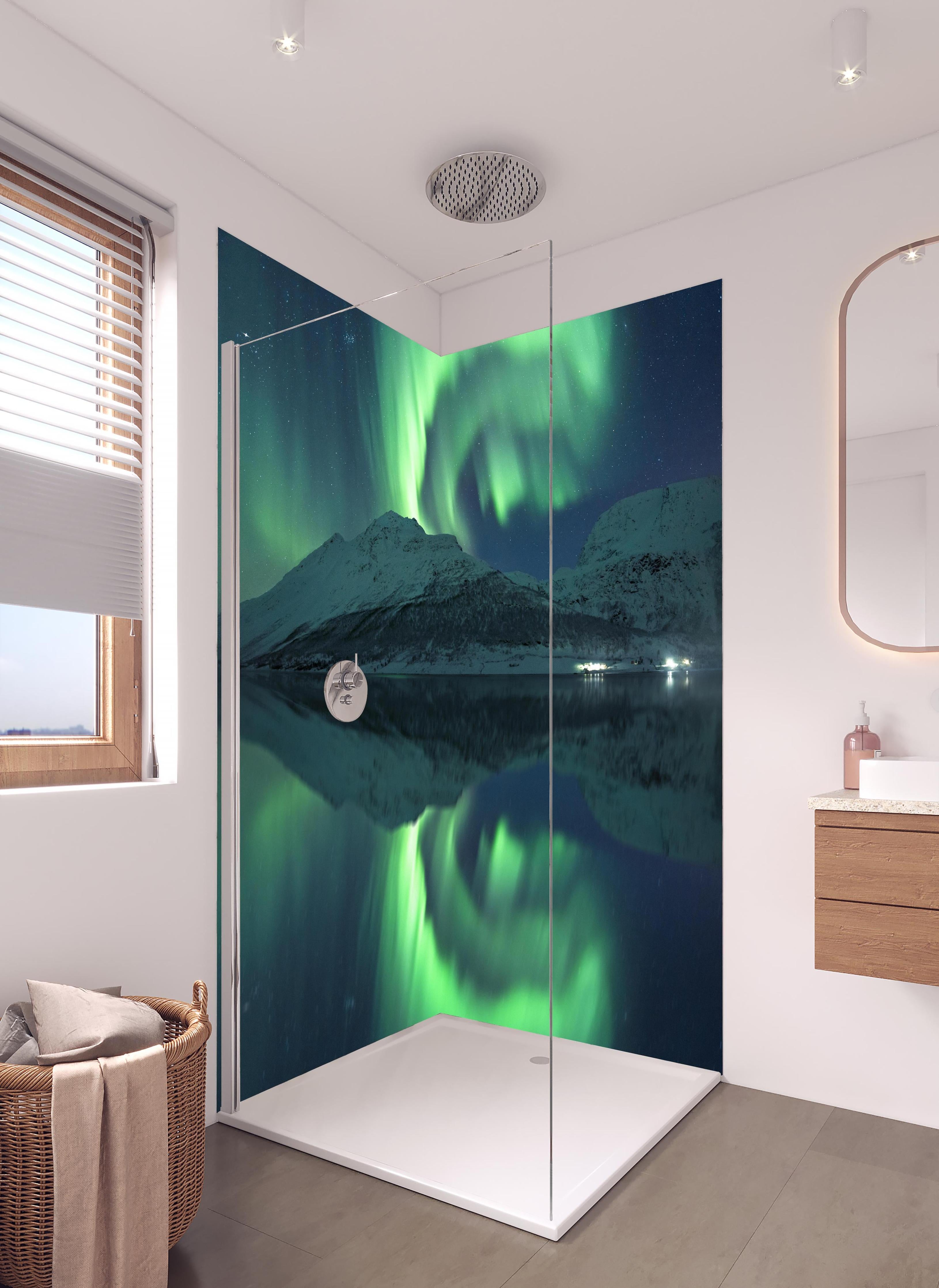 Duschrückwand - Aurora Borealis Reflektion über Schneelandschaft in hellem Badezimmer mit Regenduschkopf - zweiteilige Eck-Duschrückwand