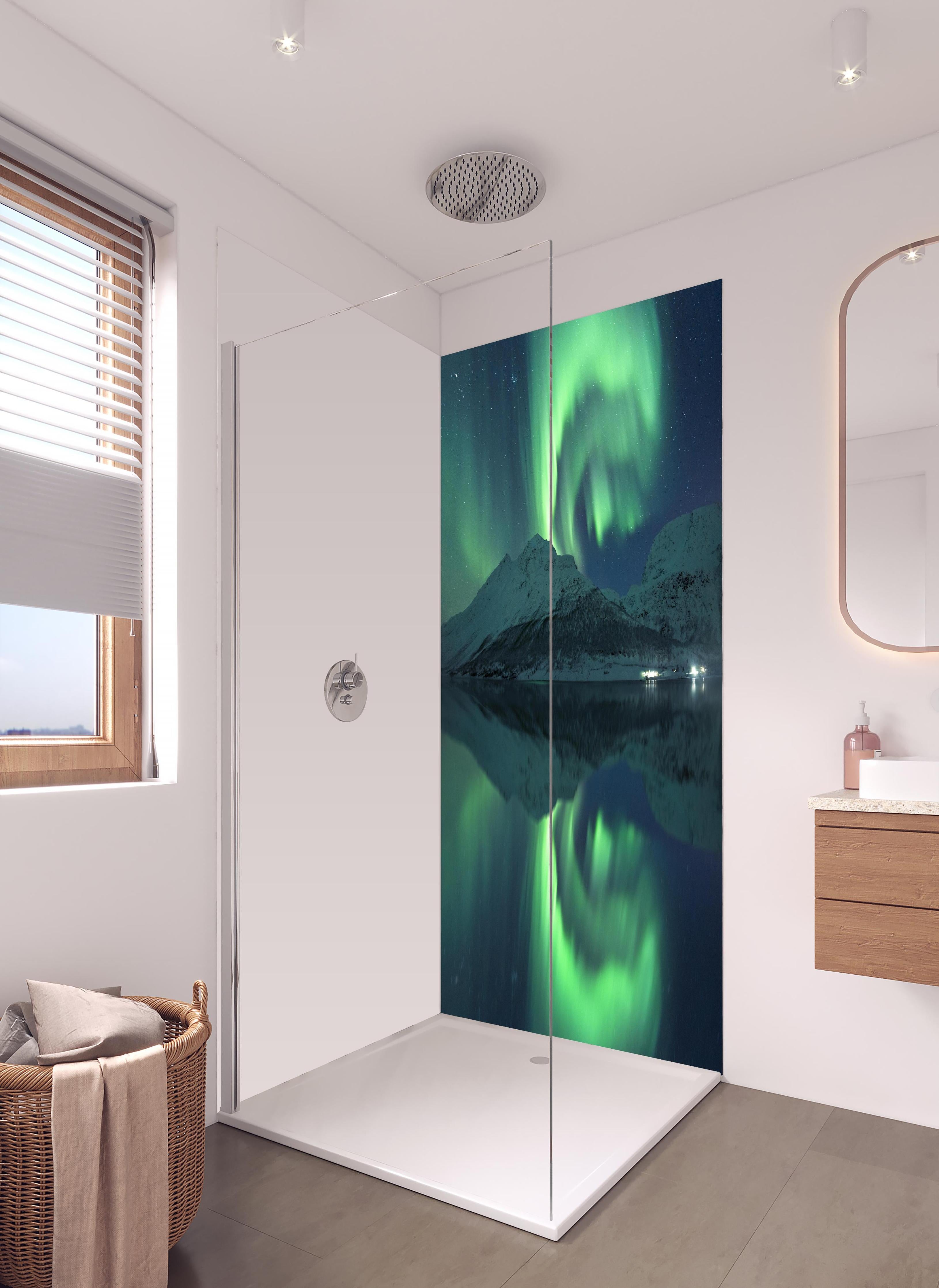 Duschrückwand - Aurora Borealis Reflektion über Schneelandschaft in hellem Badezimmer mit Regenduschkopf - zweiteilige Eck-Duschrückwand