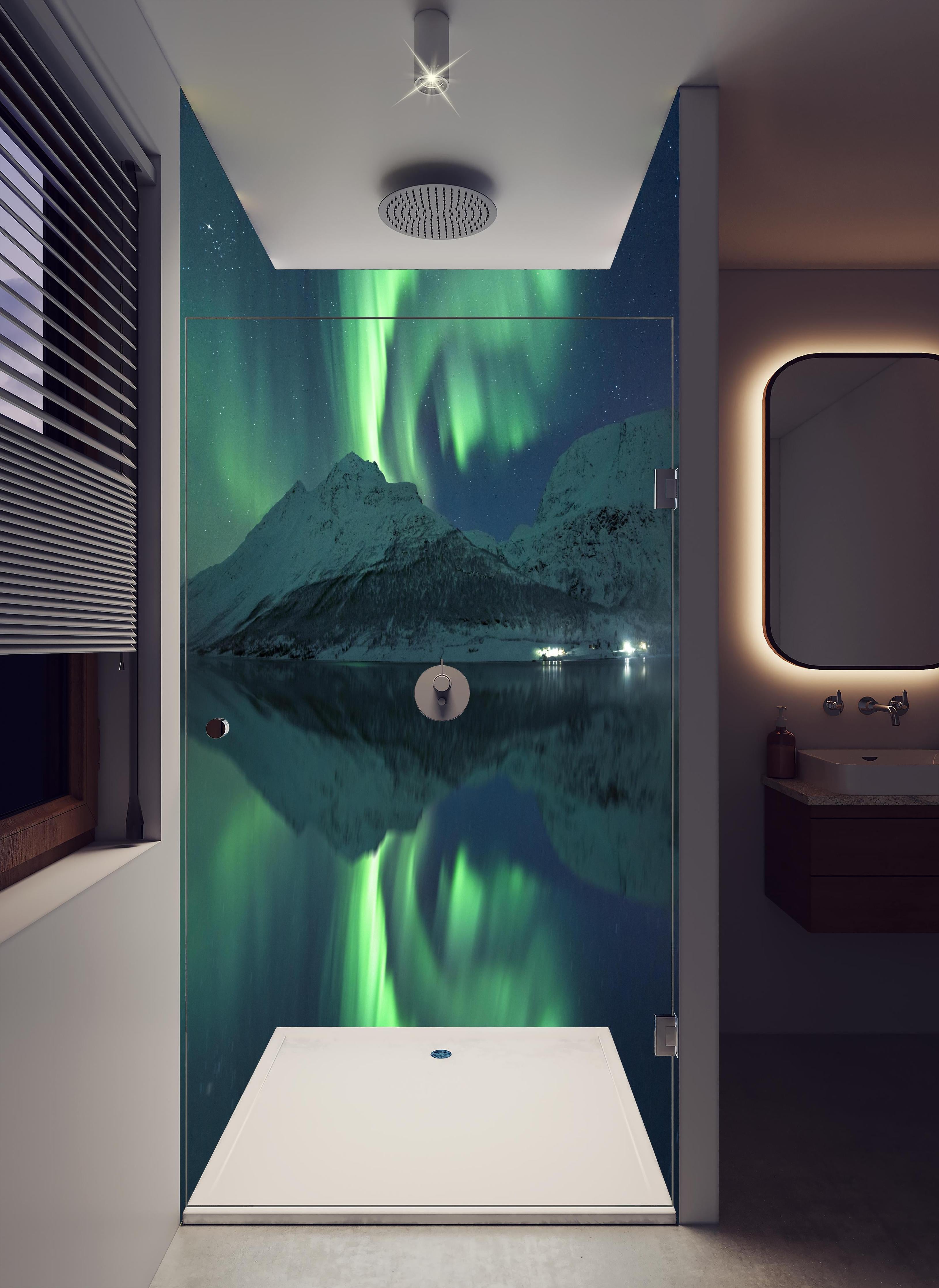 Duschrückwand - Aurora Borealis Reflektion über Schneelandschaft in hellem Badezimmer mit Regenduschkopf - zweiteilige Eck-Duschrückwand