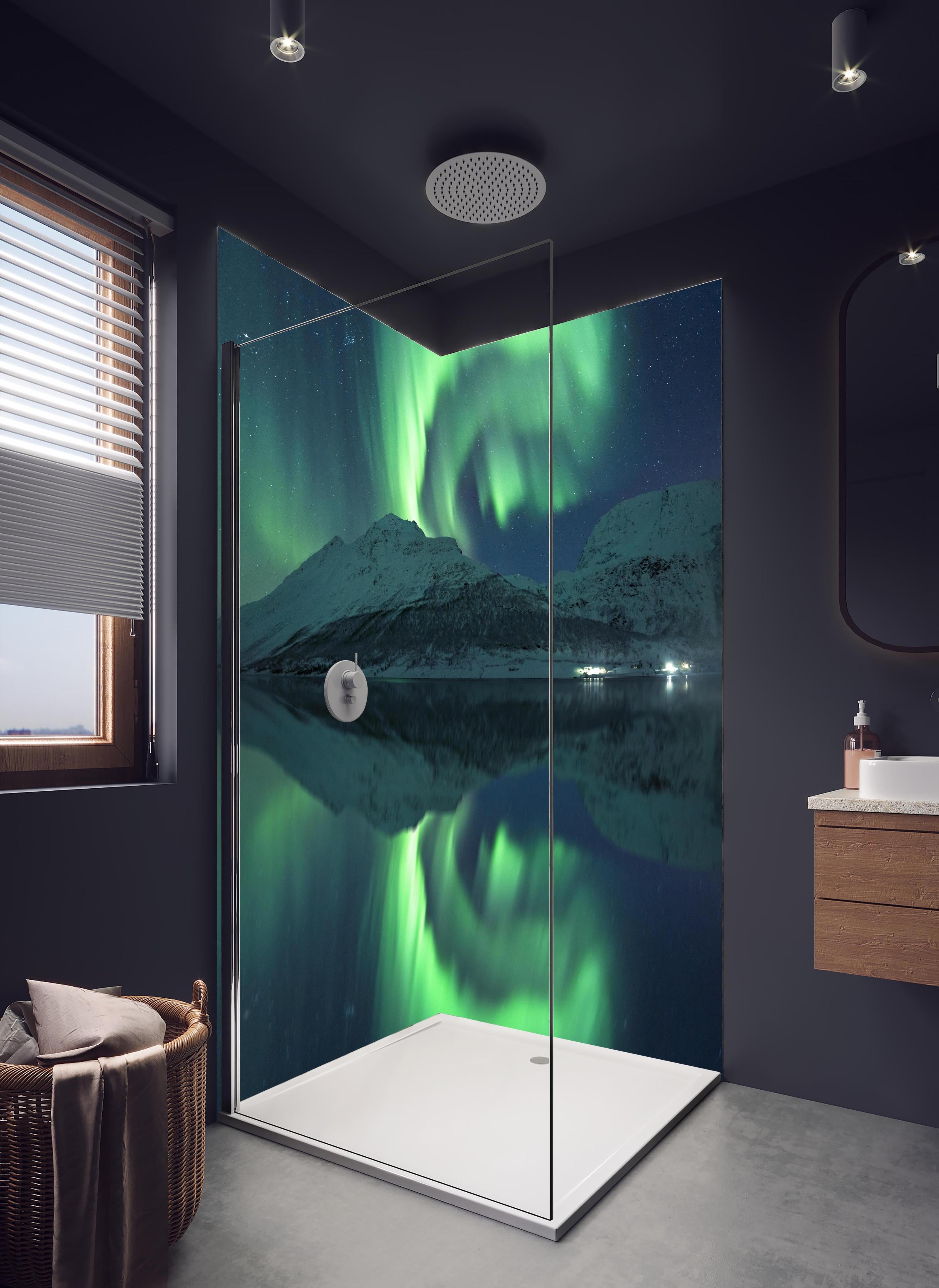 Duschrückwand - Aurora Borealis Reflektion über Schneelandschaft in hellem Badezimmer mit Regenduschkopf - zweiteilige Eck-Duschrückwand