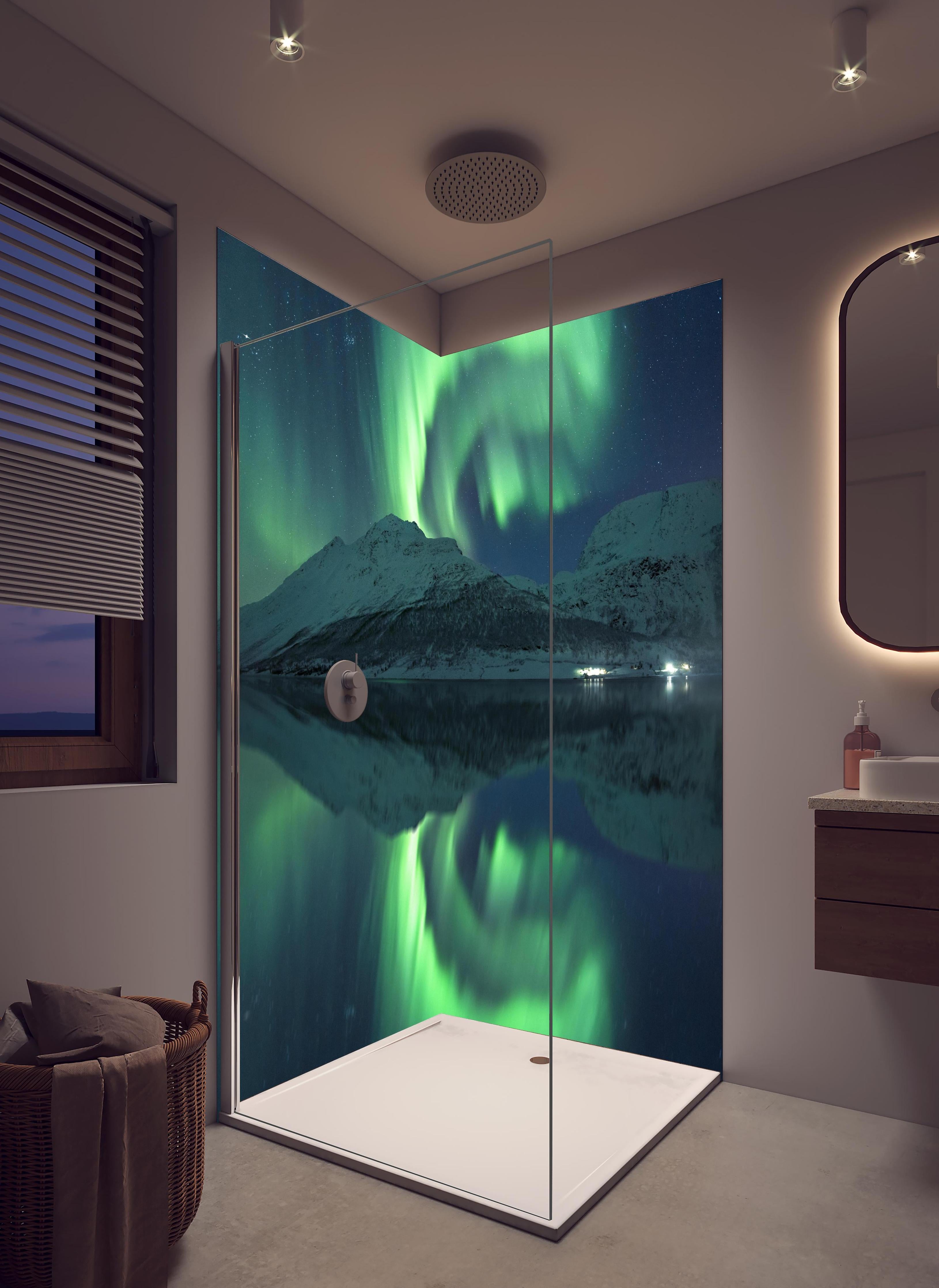 Duschrückwand - Aurora Borealis Reflektion über Schneelandschaft in hellem Badezimmer mit Regenduschkopf - zweiteilige Eck-Duschrückwand