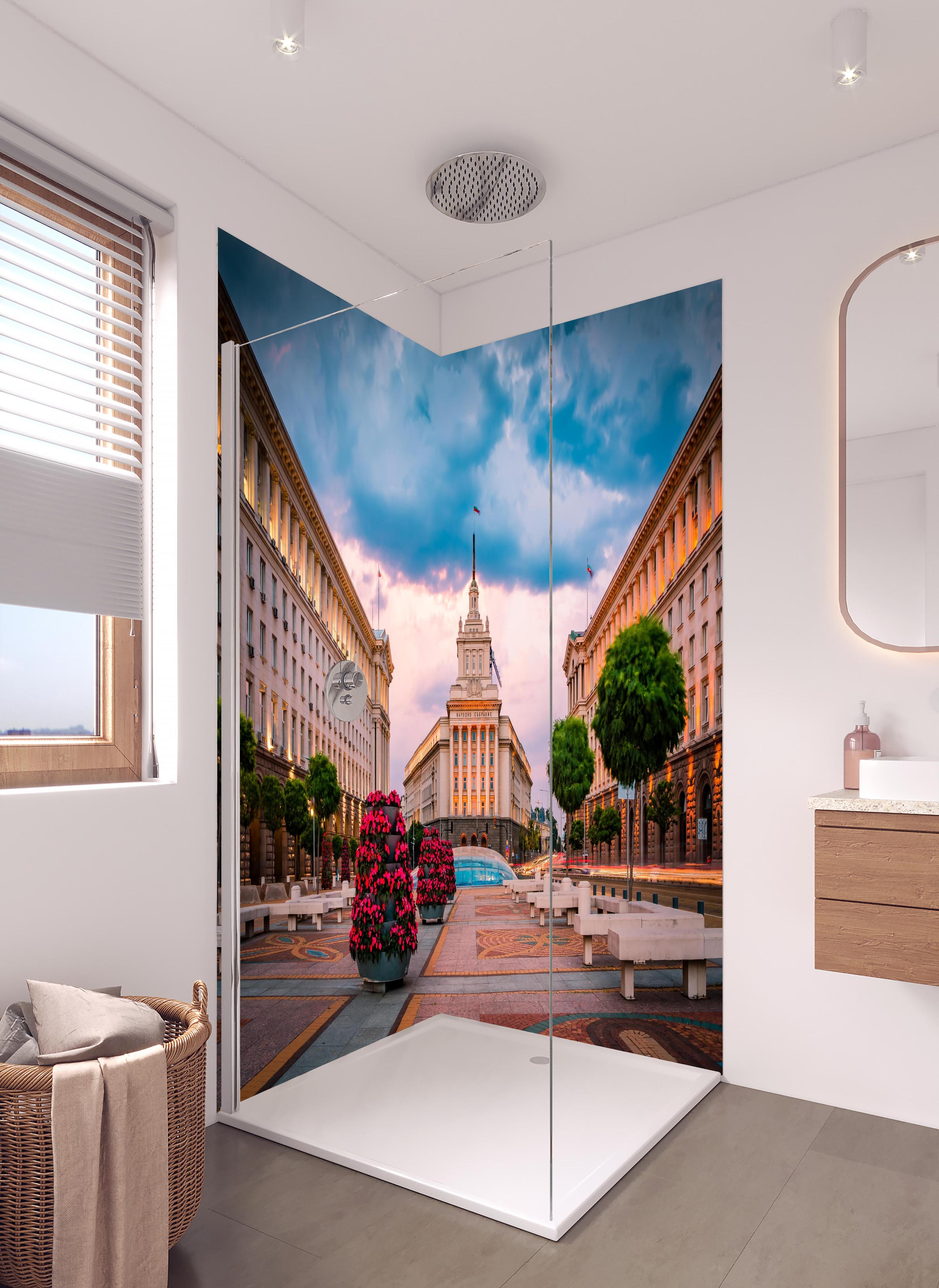 Duschrückwand - Aussicht auf das Stadtzentrum von Sofia in hellem Badezimmer mit Regenduschkopf - zweiteilige Eck-Duschrückwand