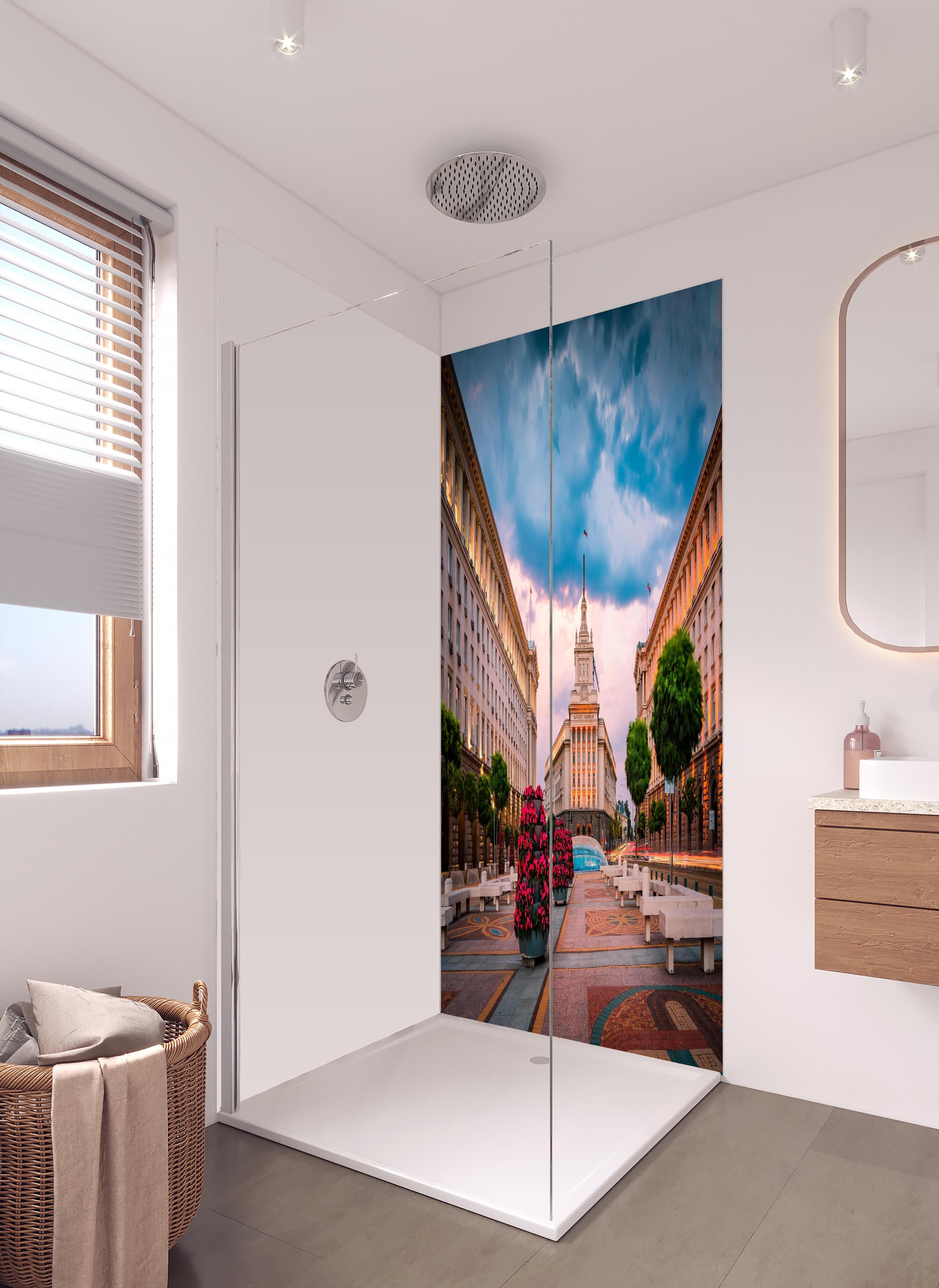 Duschrückwand - Aussicht auf das Stadtzentrum von Sofia in hellem Badezimmer mit Regenduschkopf - zweiteilige Eck-Duschrückwand