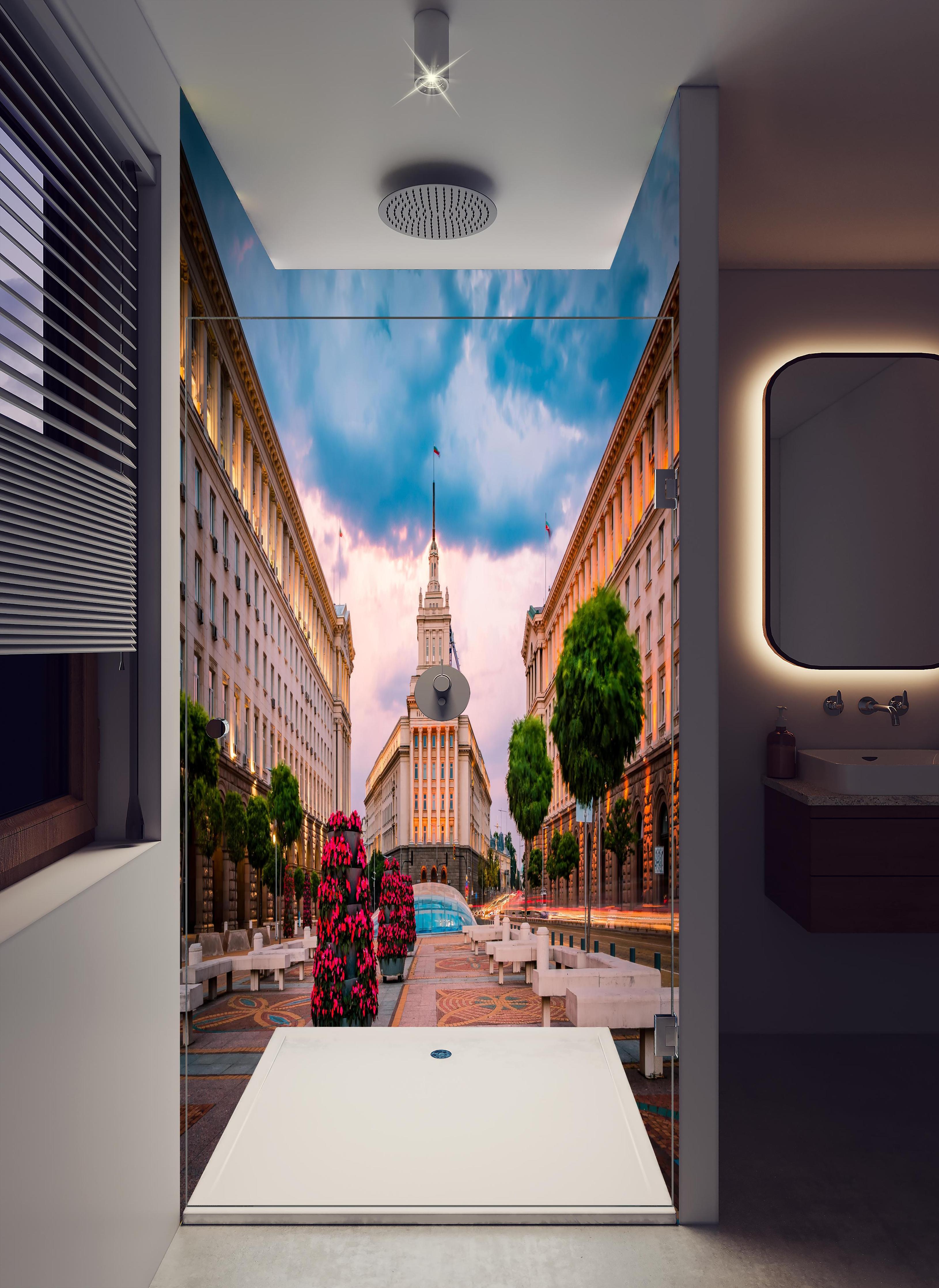 Duschrückwand - Aussicht auf das Stadtzentrum von Sofia in hellem Badezimmer mit Regenduschkopf - zweiteilige Eck-Duschrückwand