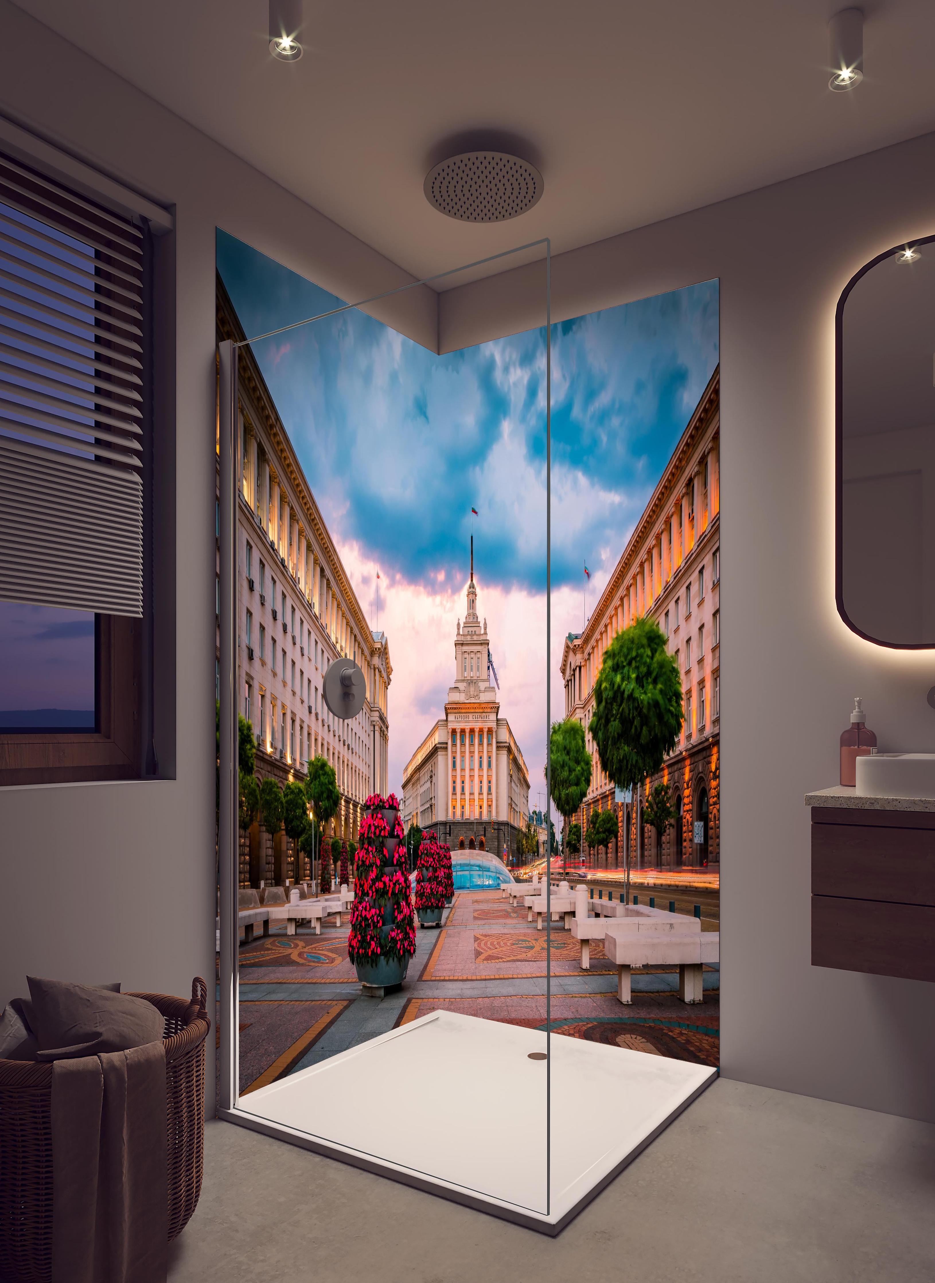Duschrückwand - Aussicht auf das Stadtzentrum von Sofia in hellem Badezimmer mit Regenduschkopf - zweiteilige Eck-Duschrückwand
